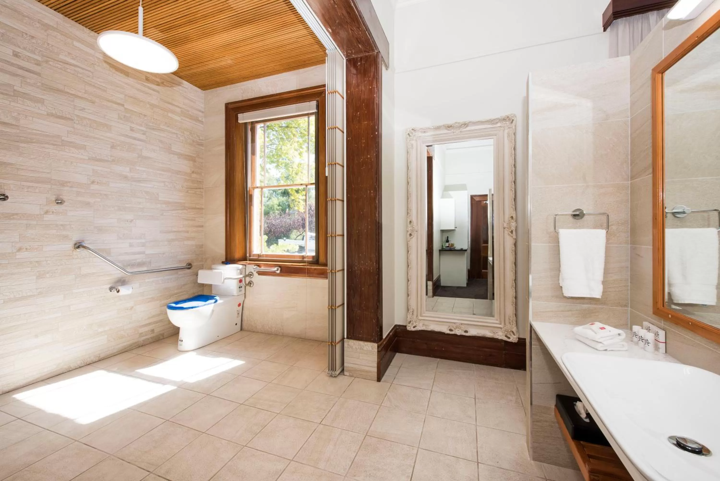 Bathroom in The Parkview Hotel Mudgee