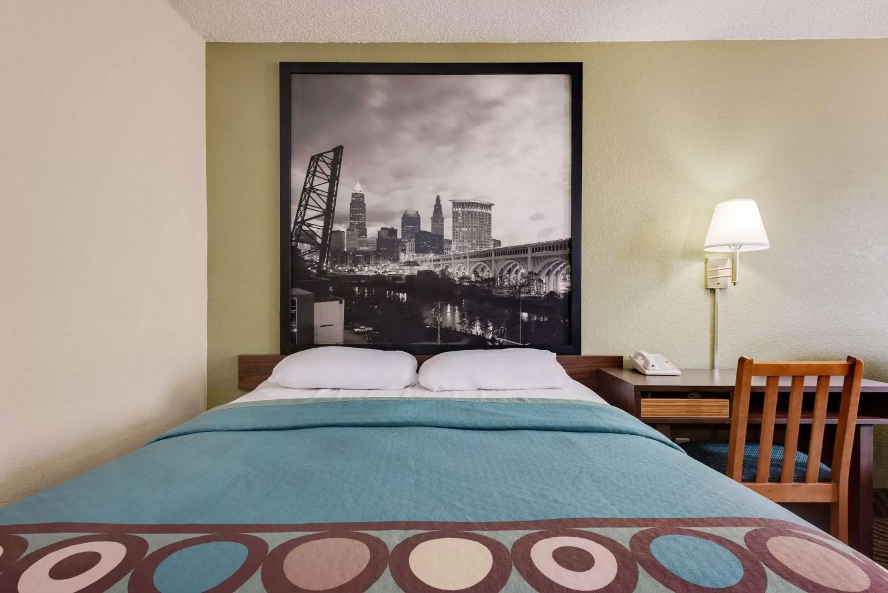 Photo of the whole room, Bed in Super 8 by Wyndham Mentor/Cleveland Area