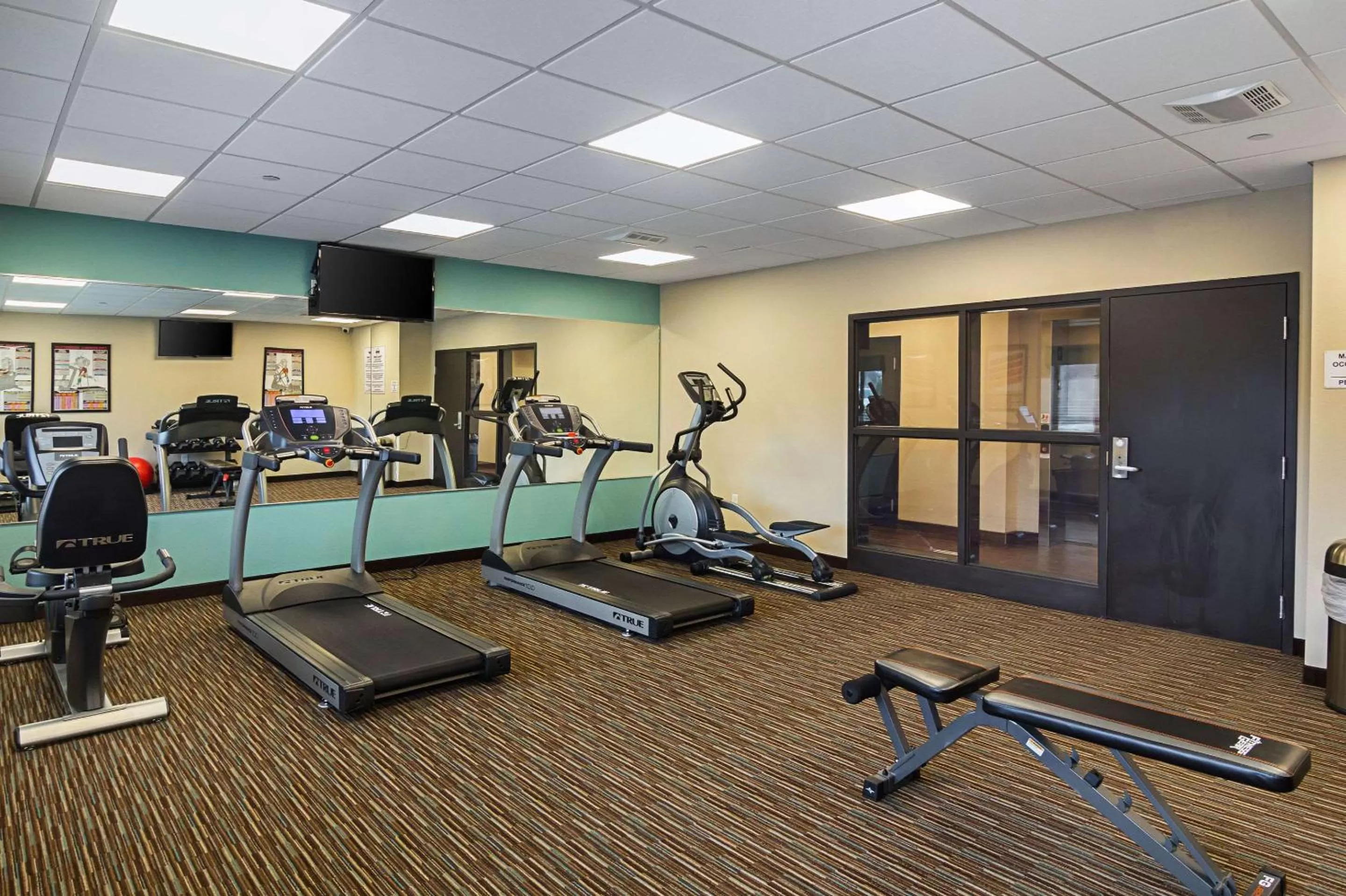 Fitness centre/facilities in Suburban Studios Monaca - Pittsburgh