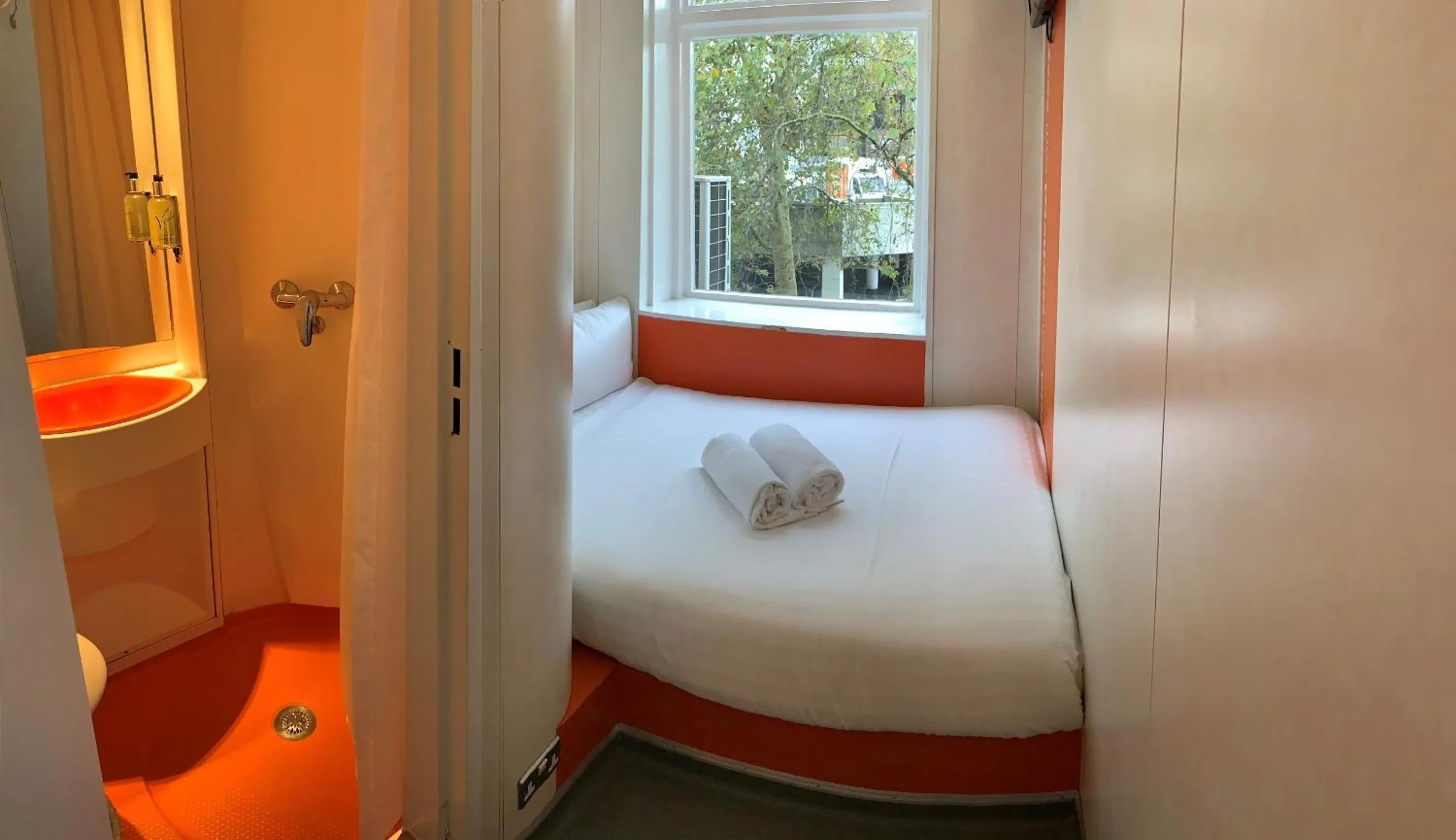 Bathroom, Bed in easyHotel South Kensington