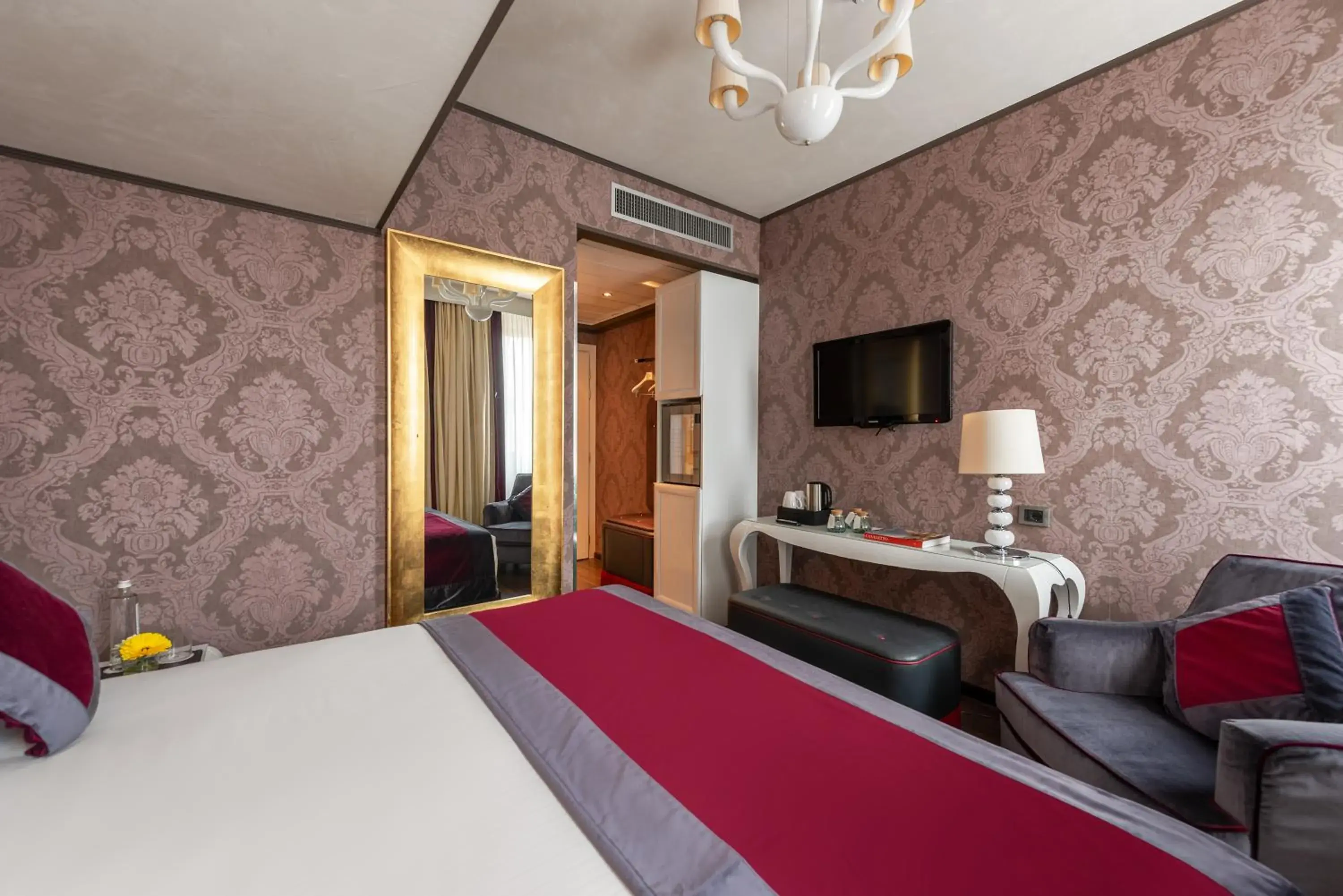 Bedroom, TV/Entertainment Center in Carnival Palace - Venice Collection