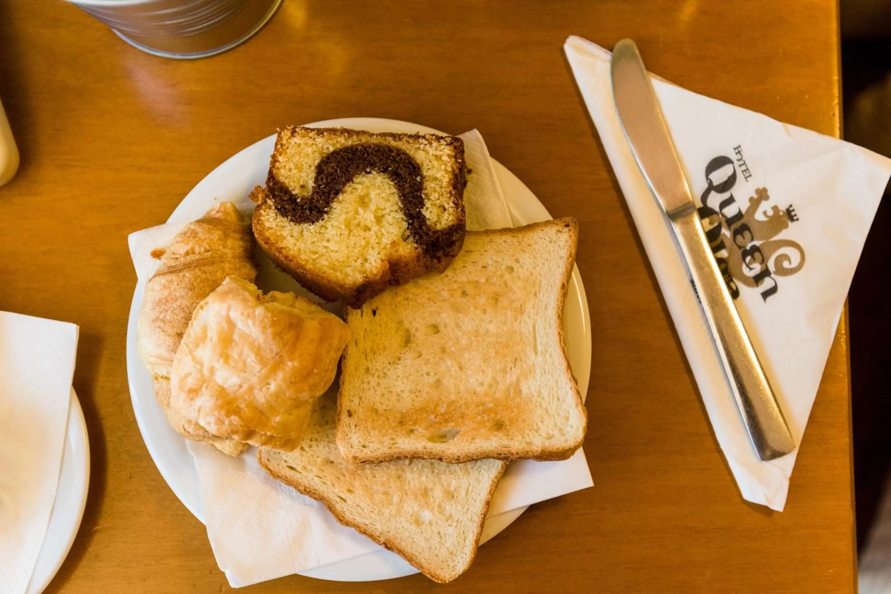 Food and drinks in Queen Olga Hotel