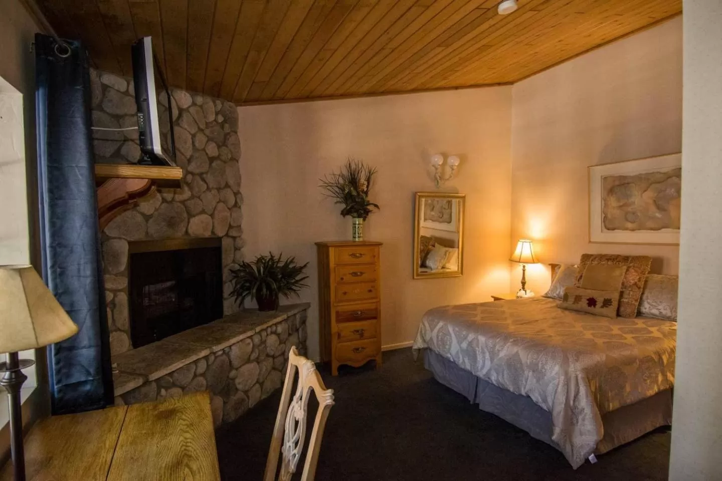 Photo of the whole room, Bed in Black Forest Lodge