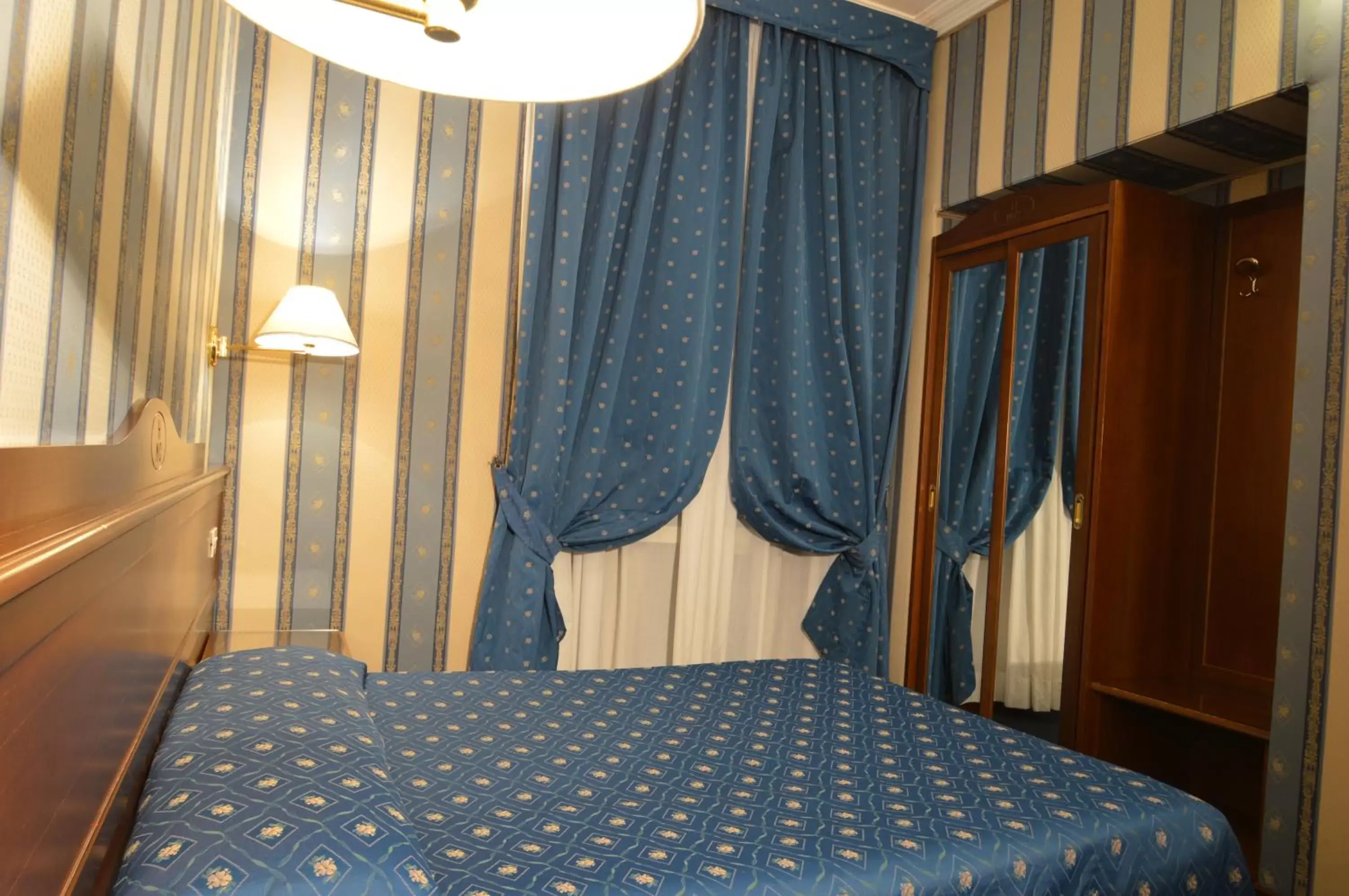 Photo of the whole room, Bed in Hotel Montecarlo