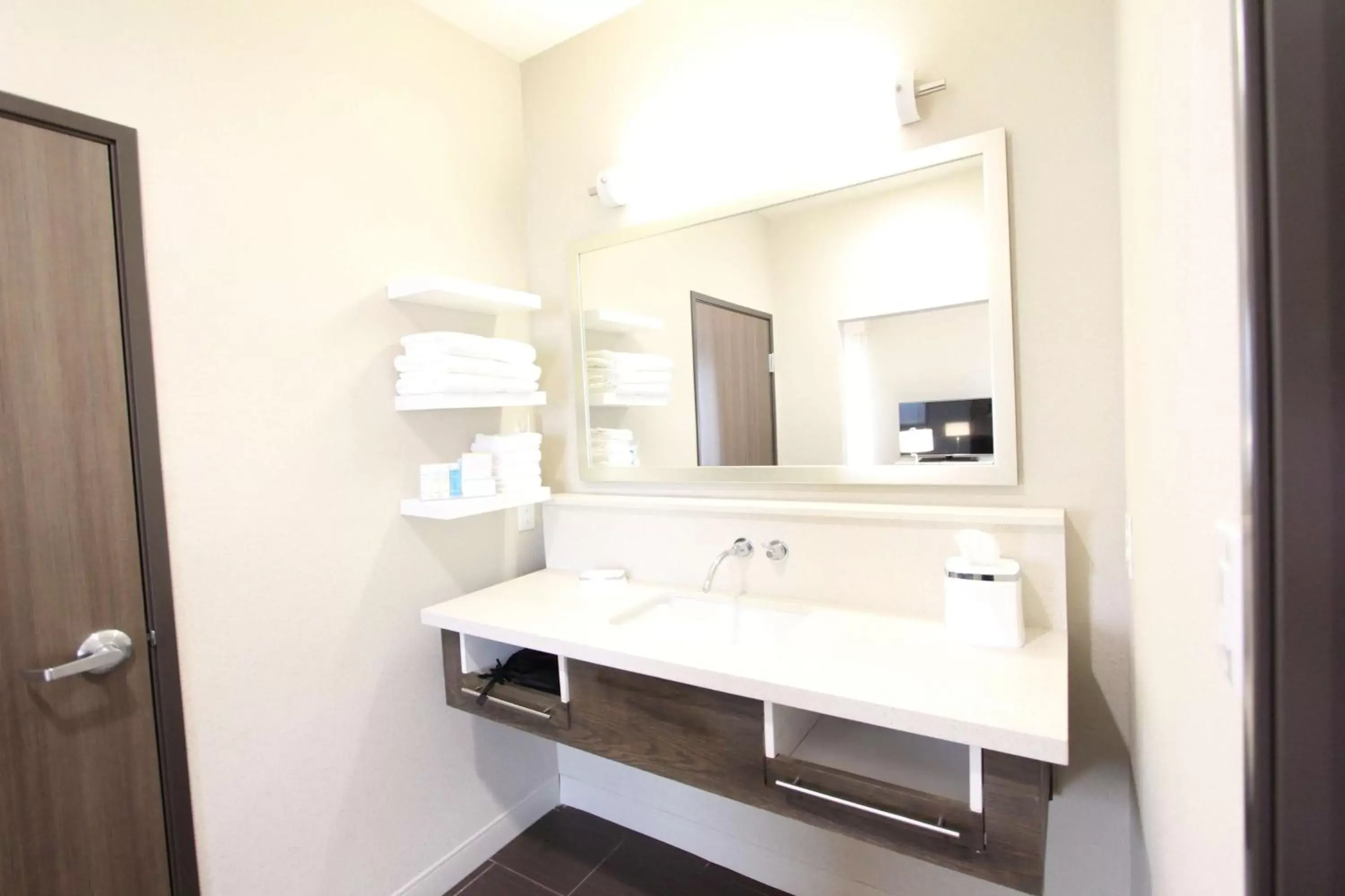 Photo of the whole room, Bathroom in Hampton Inn & Suites Dallas Market Center