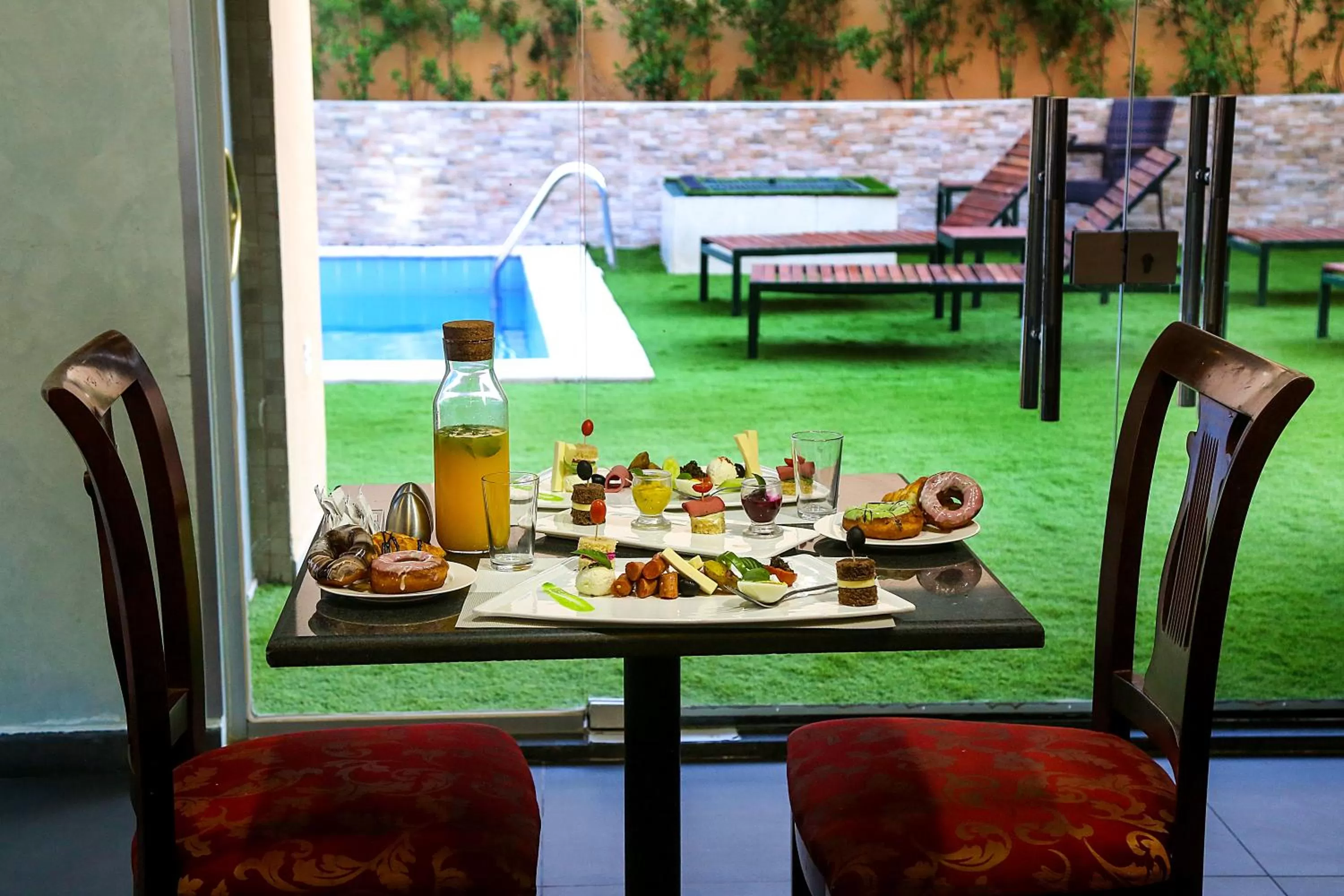 Swimming pool in Golden Tulip Aqaba