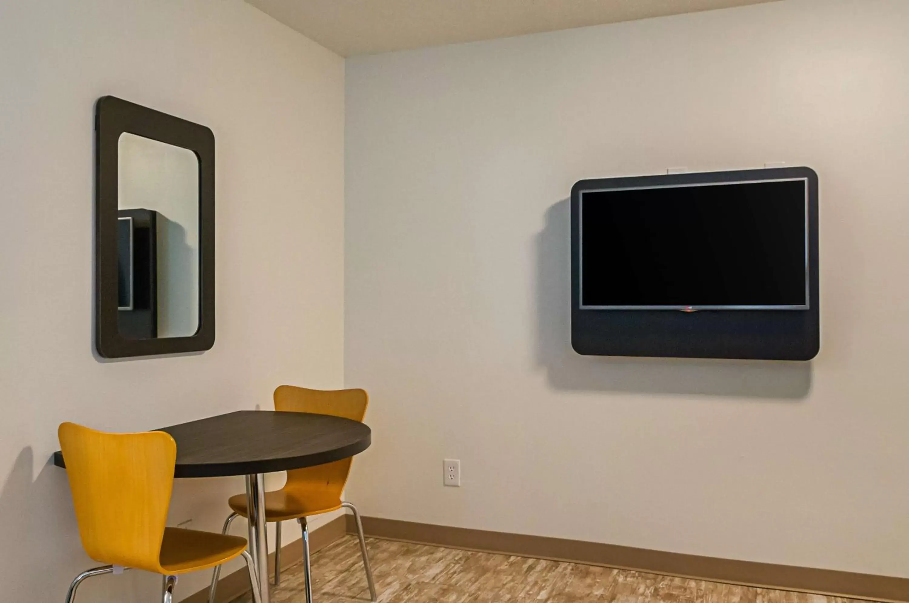 Photo of the whole room, TV/Entertainment Center in Motel 6-Bay Saint Louis, MS