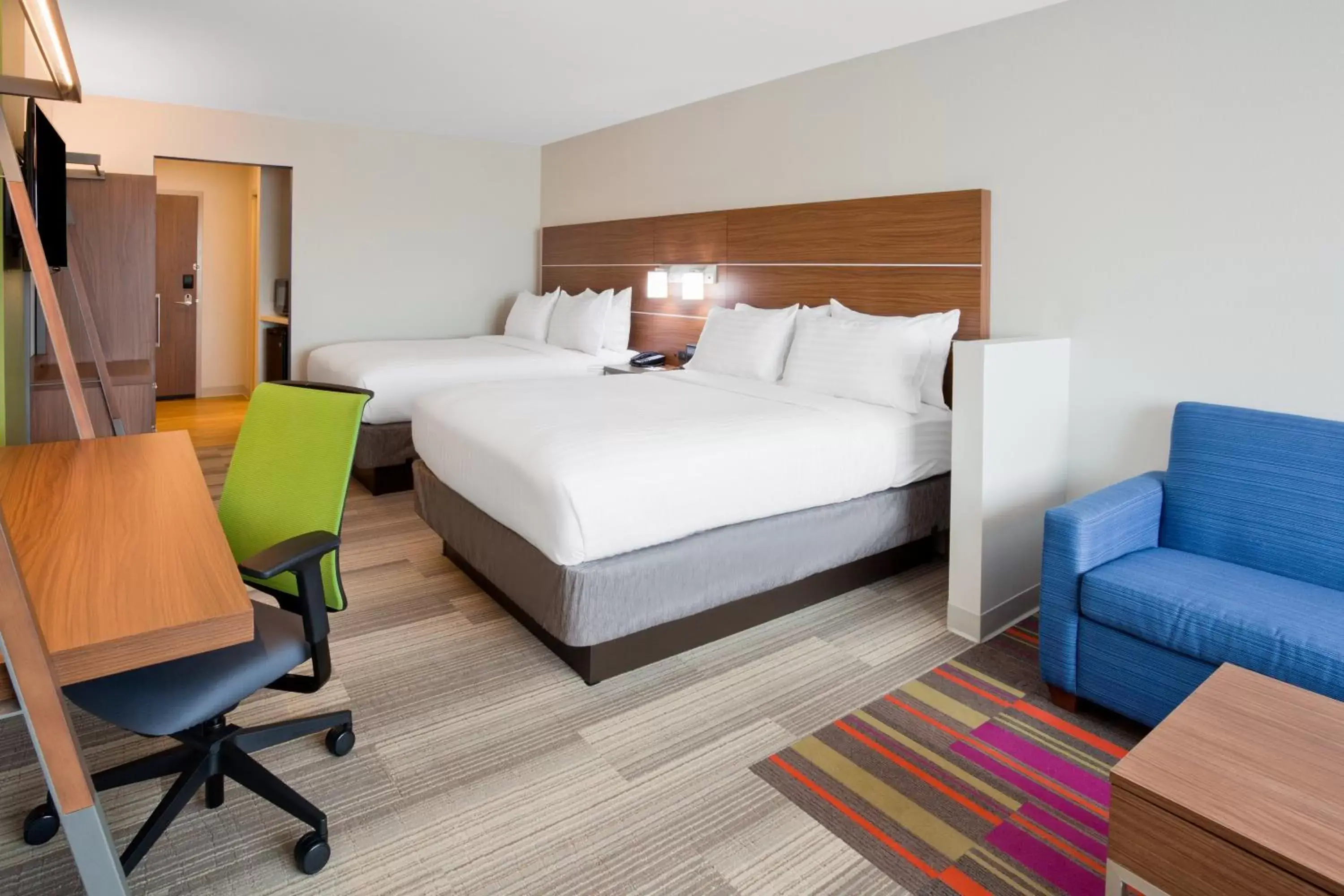 Photo of the whole room, Bed in Holiday Inn Express and Suites Des Moines Downtown, an IHG Hotel