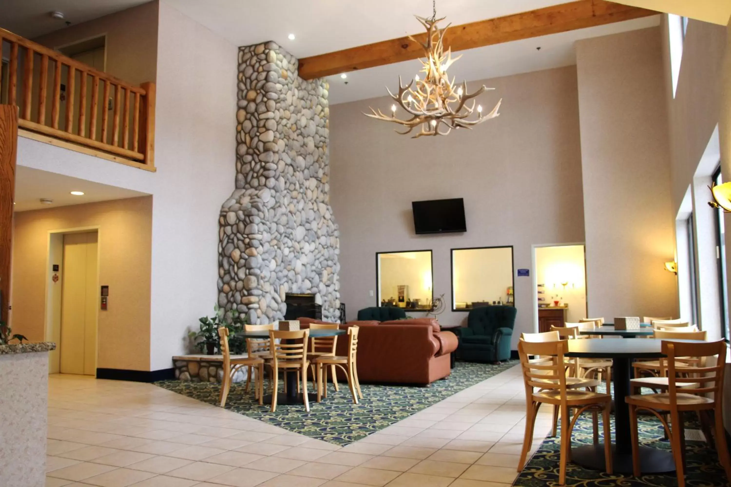 Lobby or reception, Restaurant/Places to Eat in Beachfront Hotel Houghton Lake