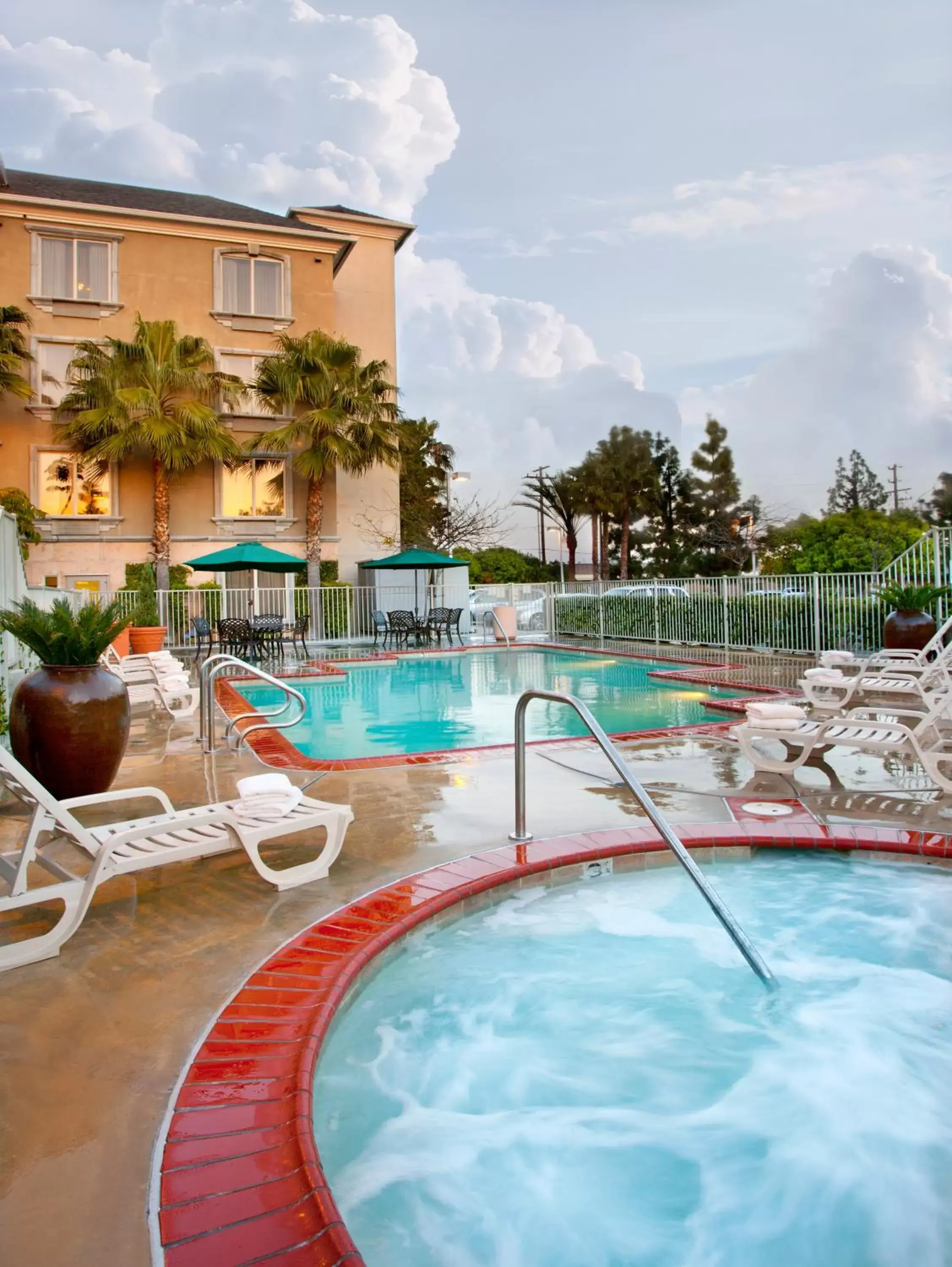 Swimming Pool in Ayres Hotel Anaheim