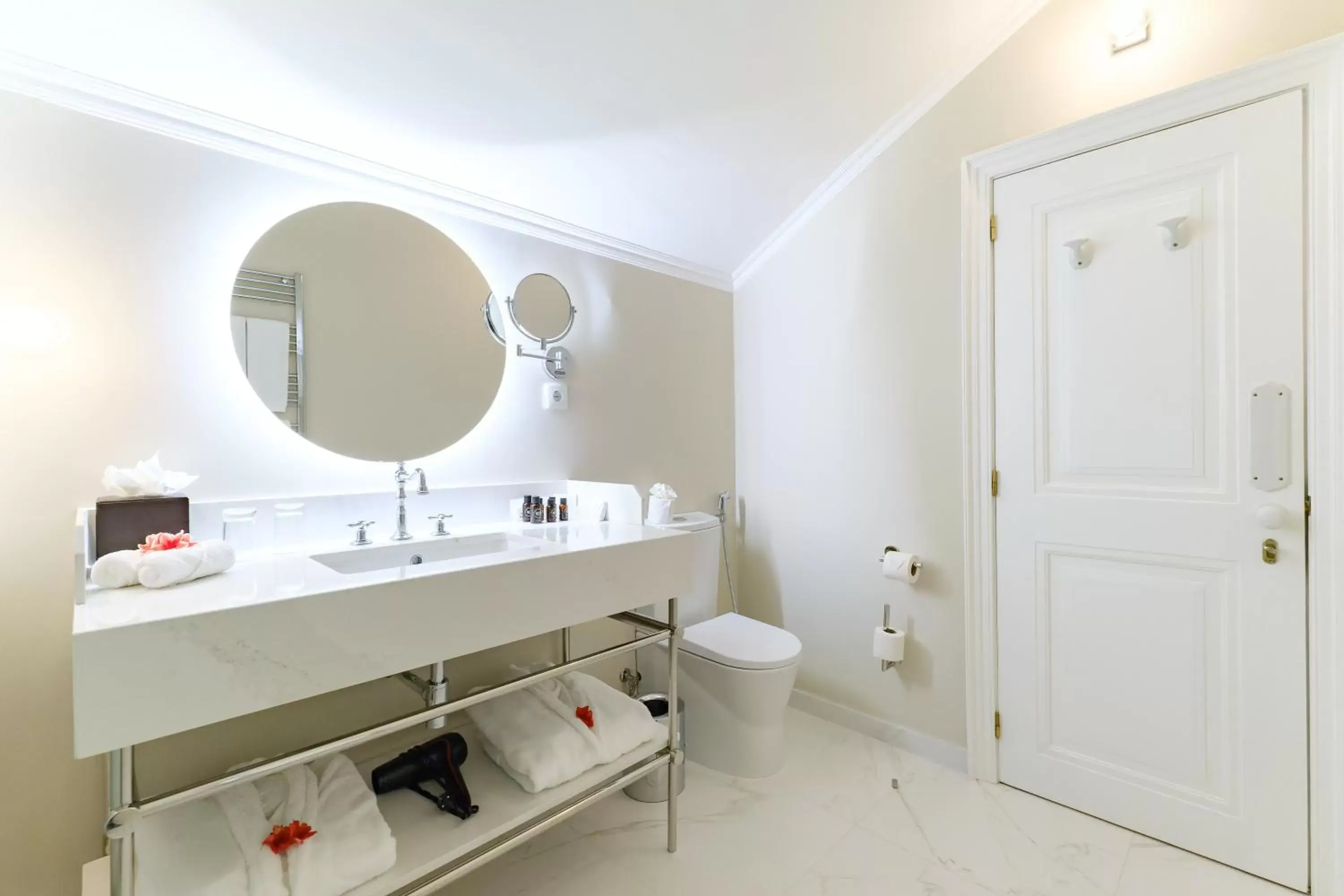Bathroom in Casa Velha do Palheiro Relais & Chateaux