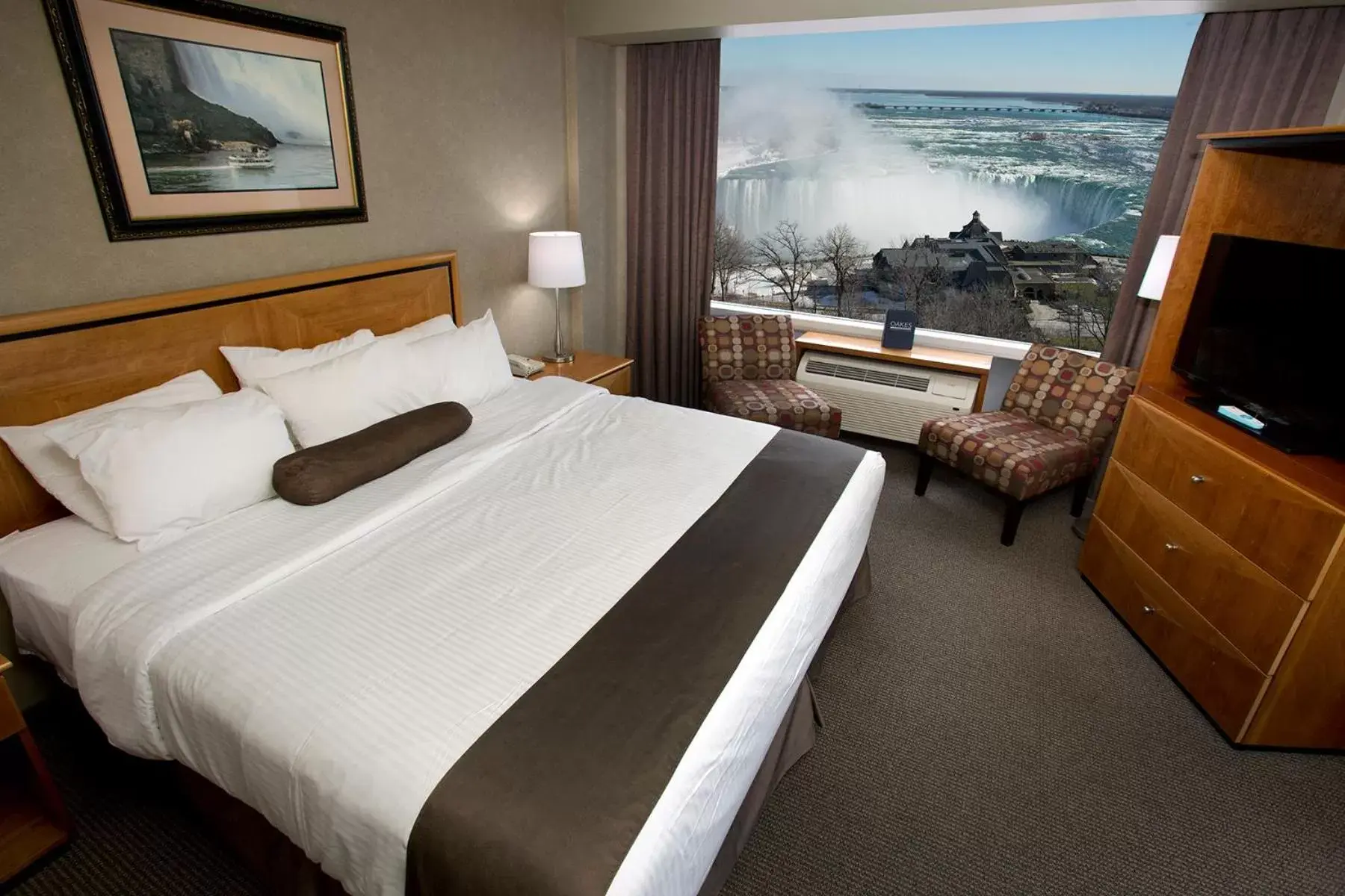 Photo of the whole room, Bed in The Oakes Hotel Overlooking the Falls