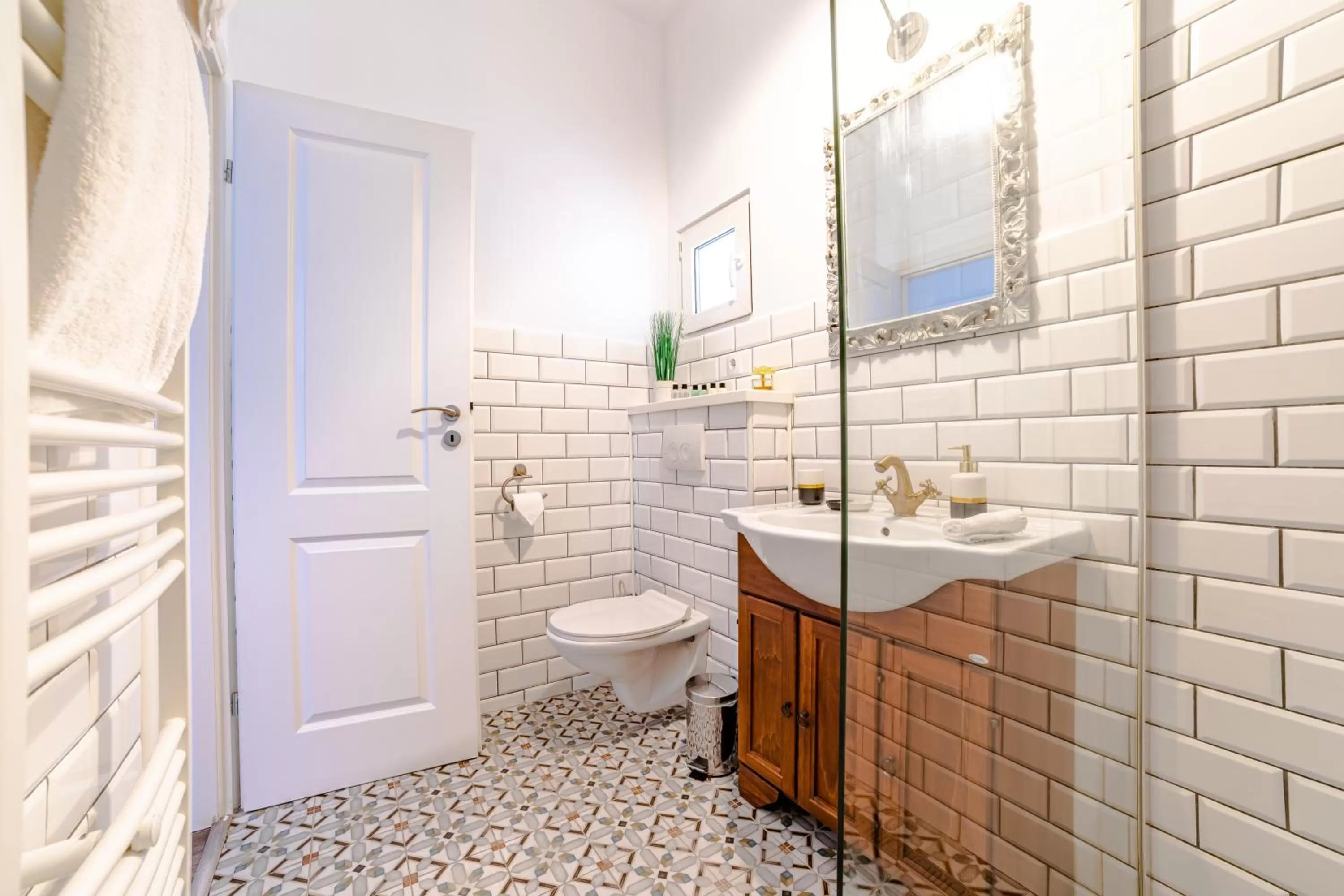 Bathroom in ALBERT RESIDENCE Brasov with complimentary parking and 10 percent Food and Drinks