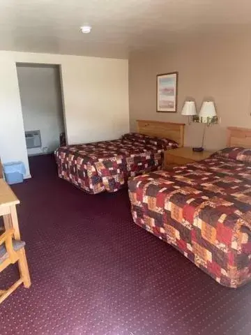 Bedroom, Bed in Artesia Inn- No Service Fees