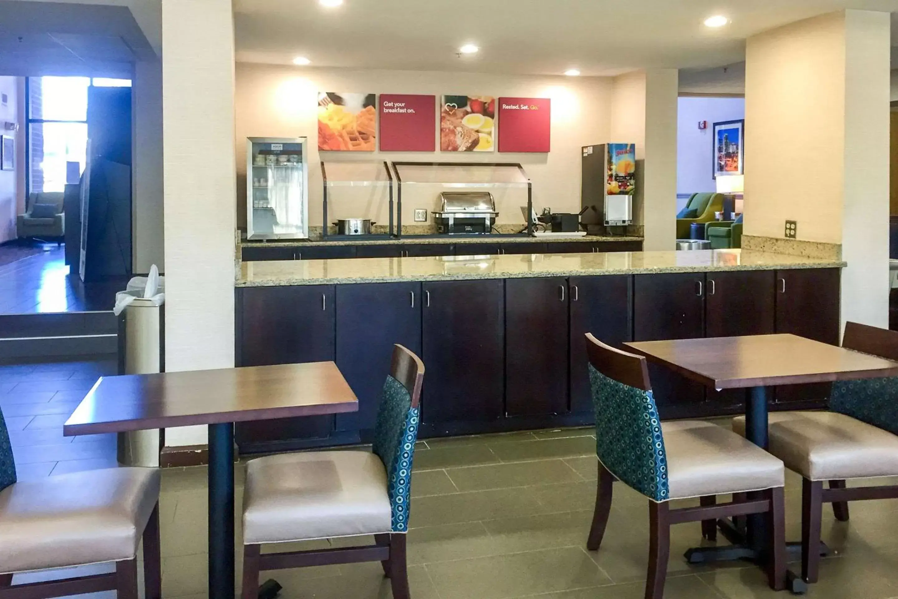 Restaurant/Places to Eat in Comfort Suites Regency Park