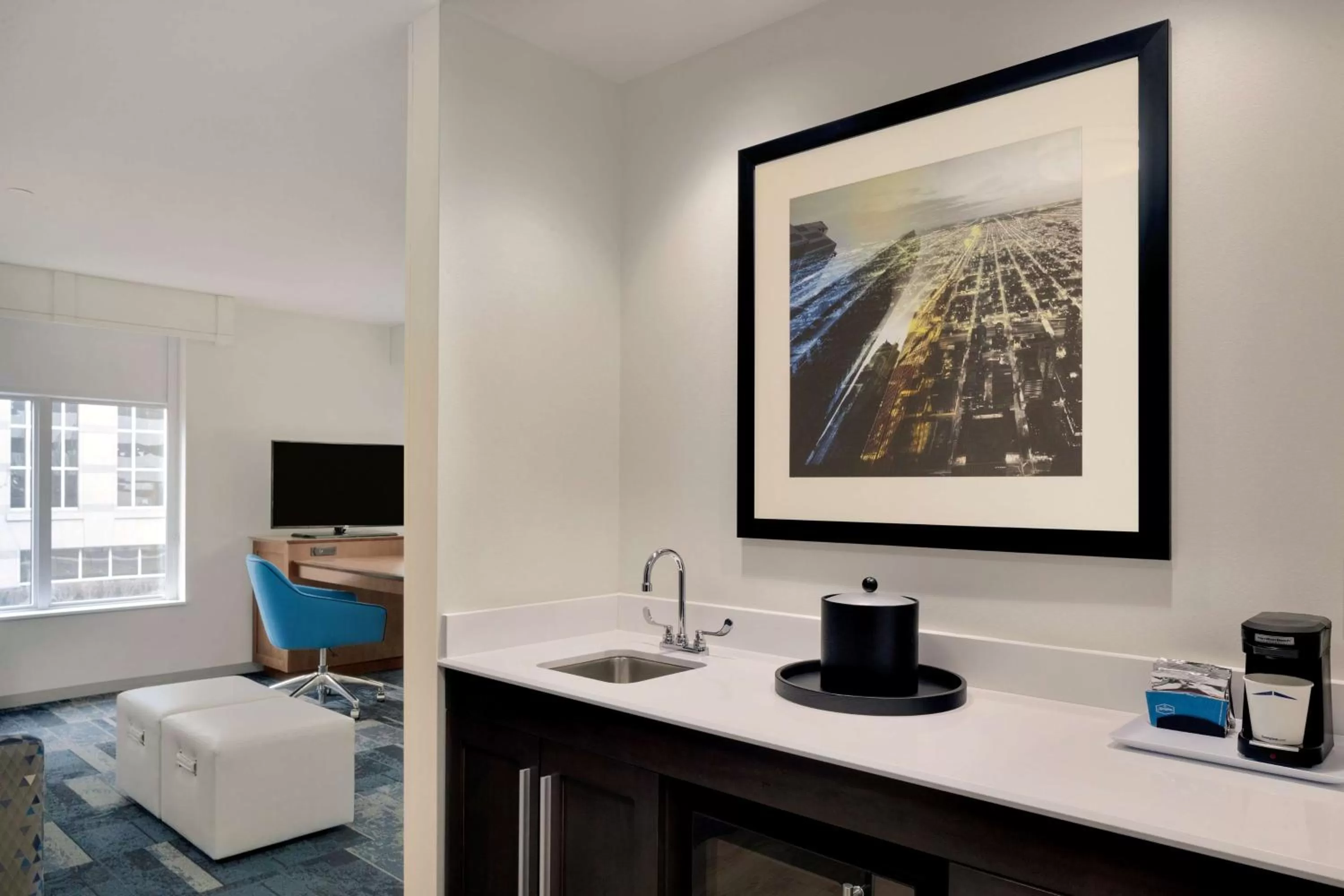 Bed in Hampton Inn & Suites Rosemont Chicago O'Hare