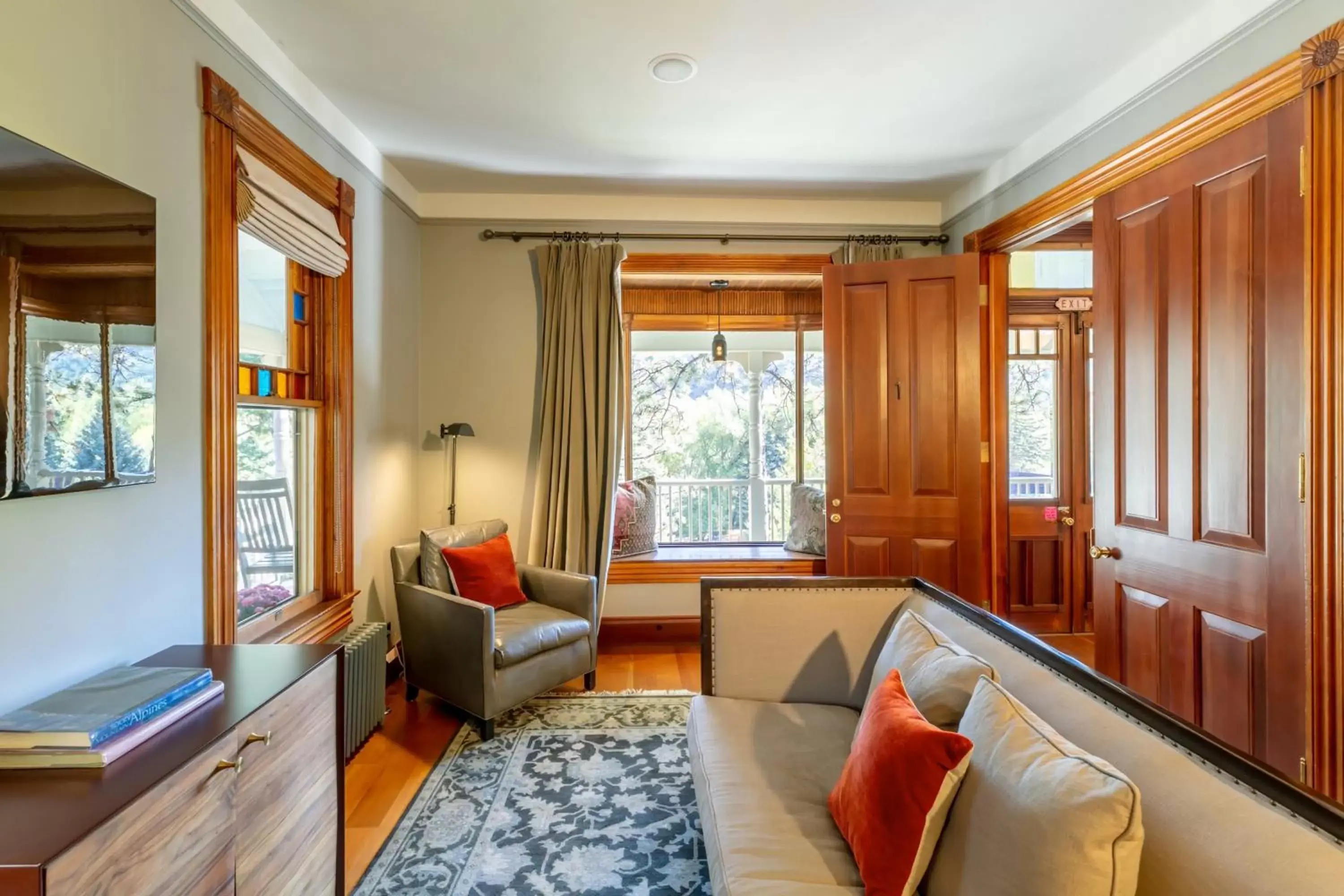 Bedroom, Seating Area in The Outlook Lodge