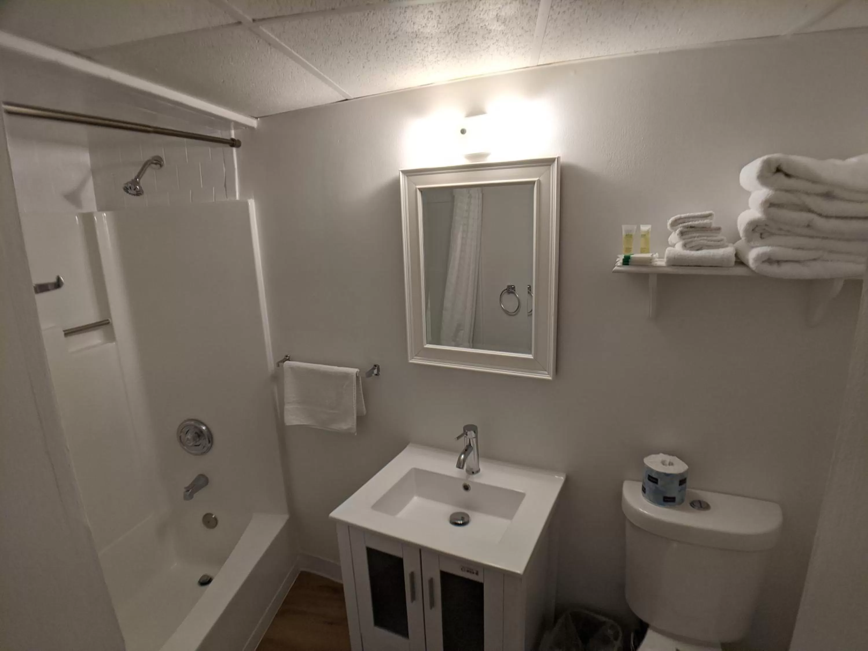 Bathroom in Sand Pebble Motor Lodge