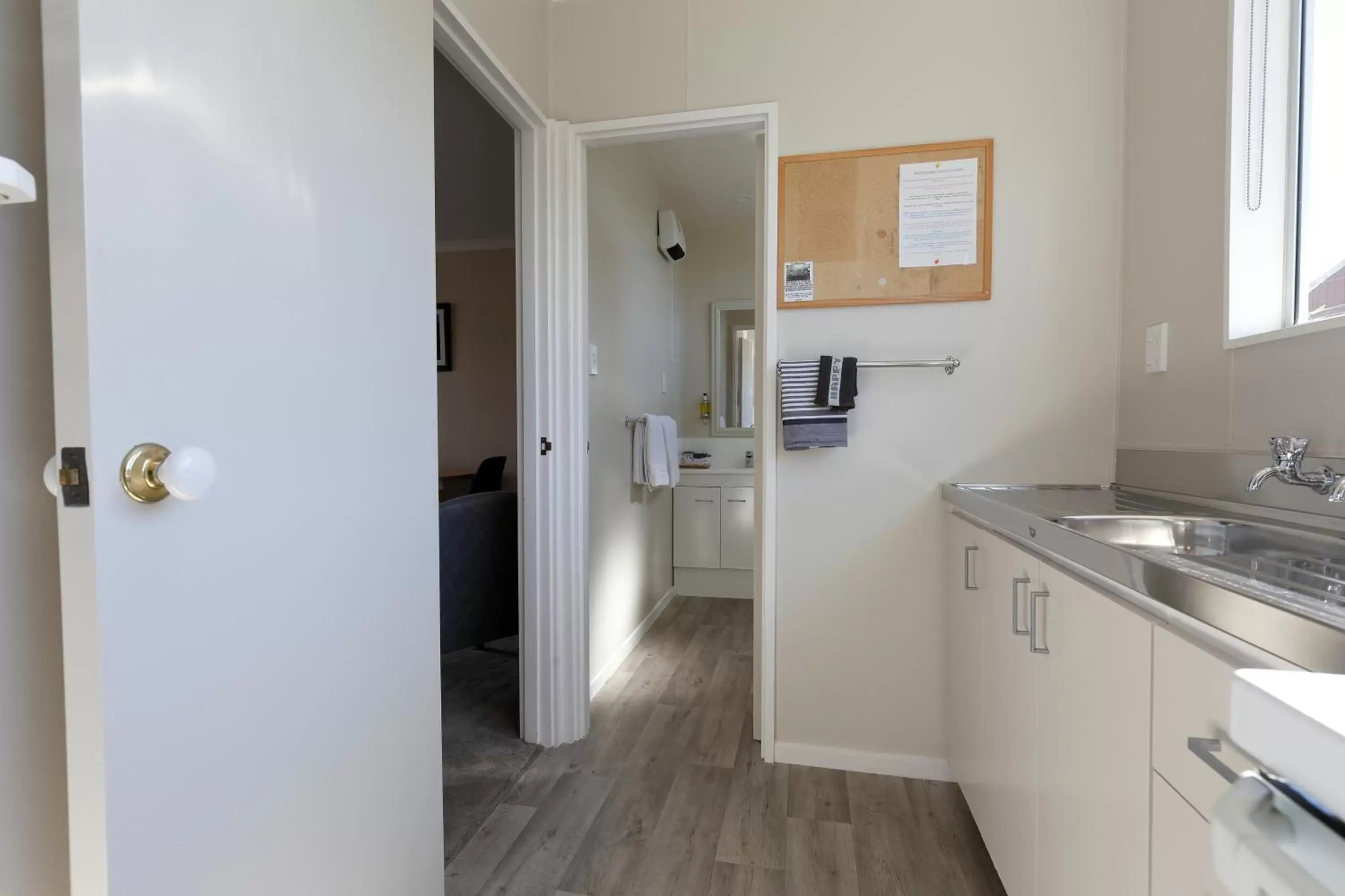 Bathroom, Kitchen/Kitchenette in Aden Motel