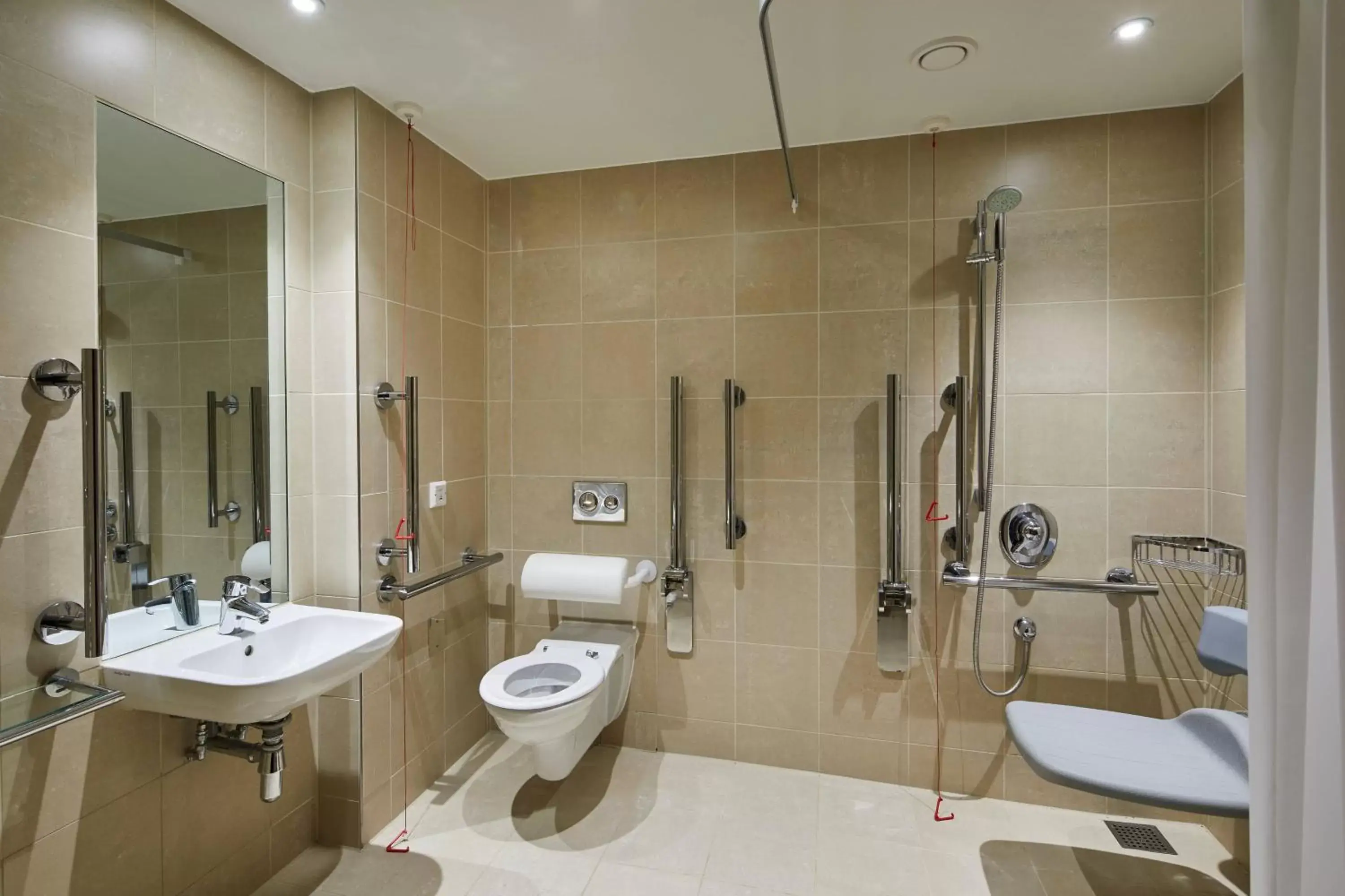 Bathroom in Lingfield Park Marriott Hotel & Country Club