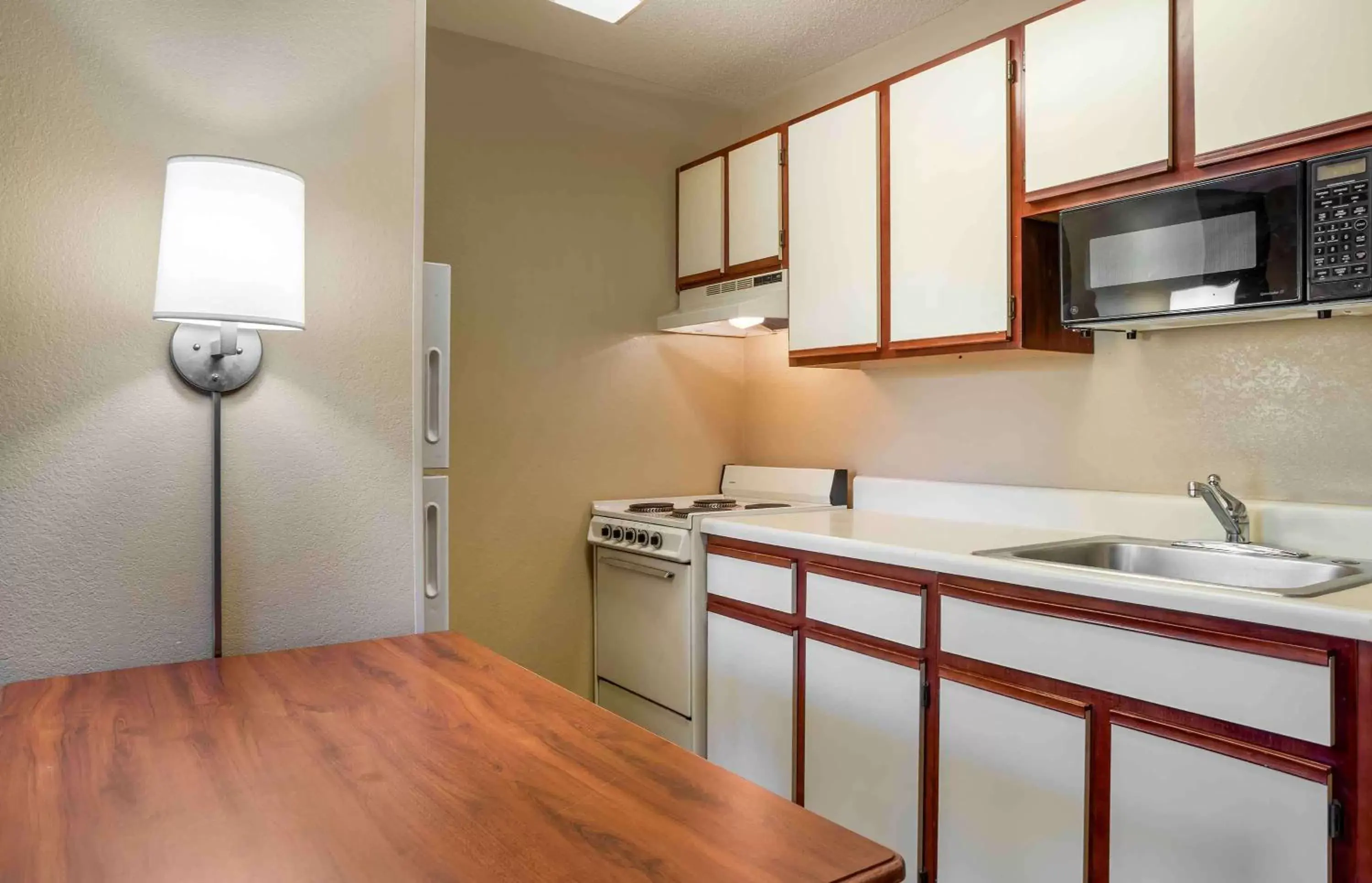 Bedroom, Kitchen/Kitchenette in Extended Stay America Select Suites - Columbia - Gateway Drive