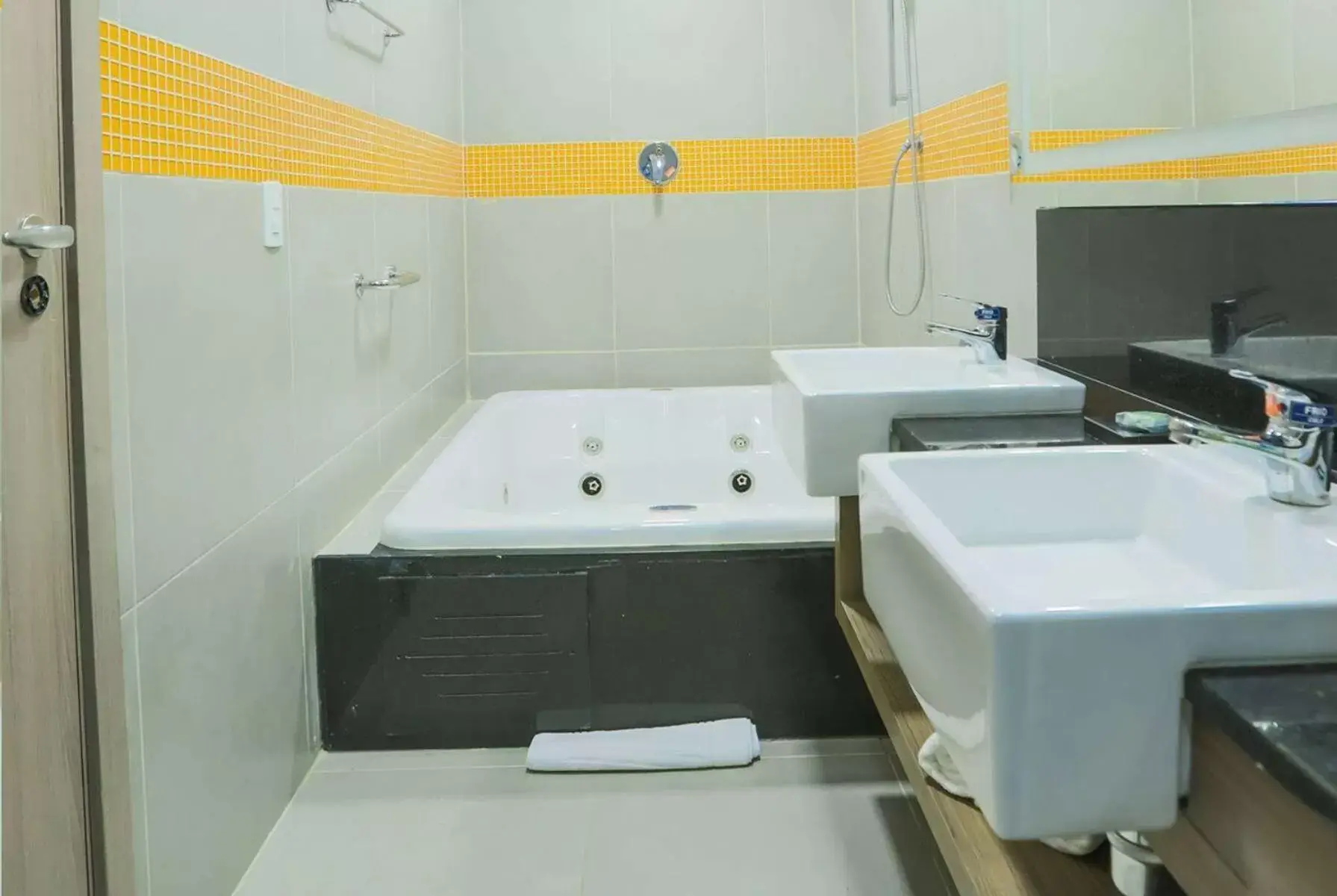 TV and multimedia, Bathroom in TRYP By Wyndham Ribeirão Preto