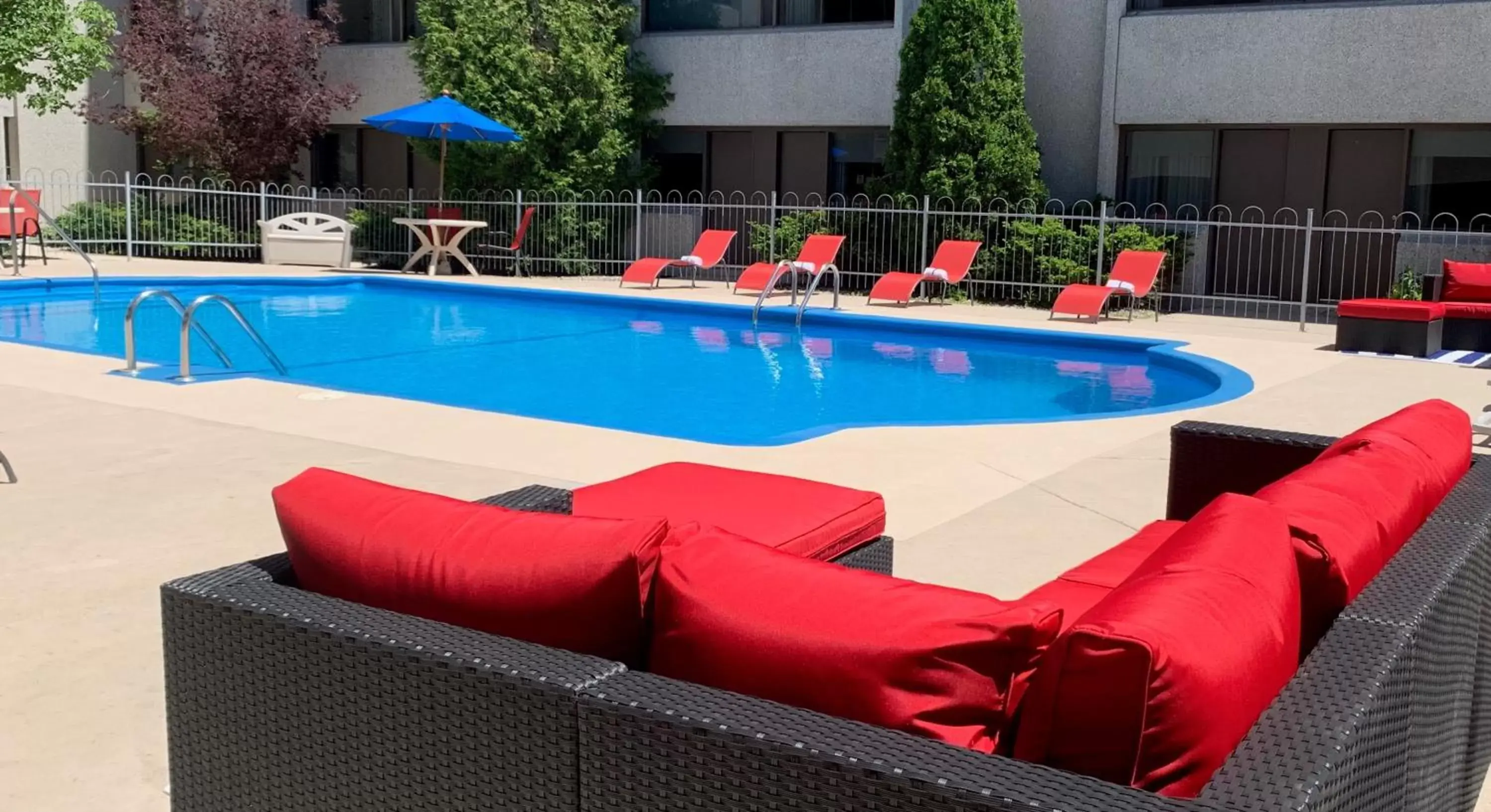 Swimming Pool in Hotel Universel Montréal