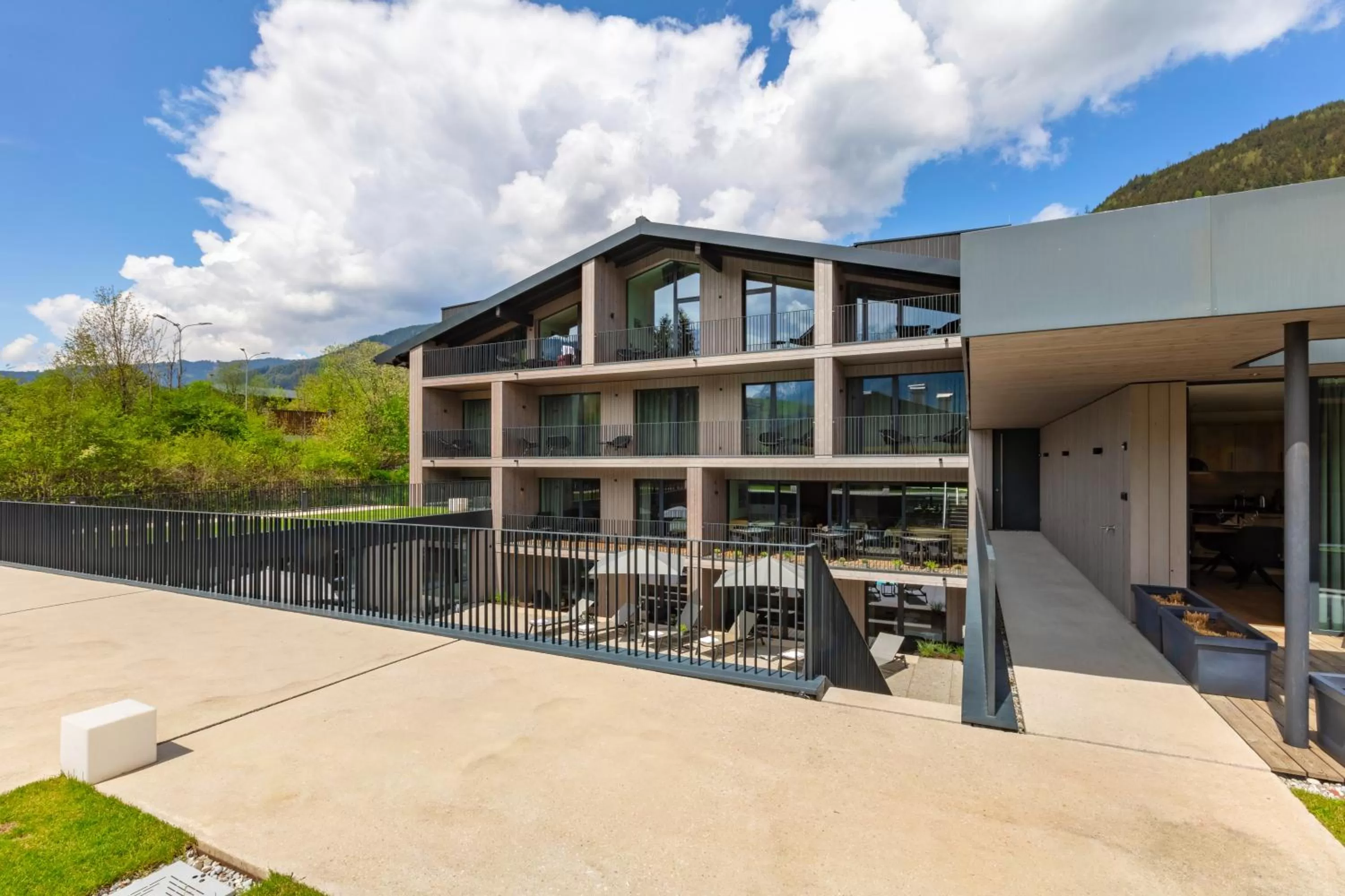 Property building in Emma Deluxe Aparthotel direkt beim Skibus