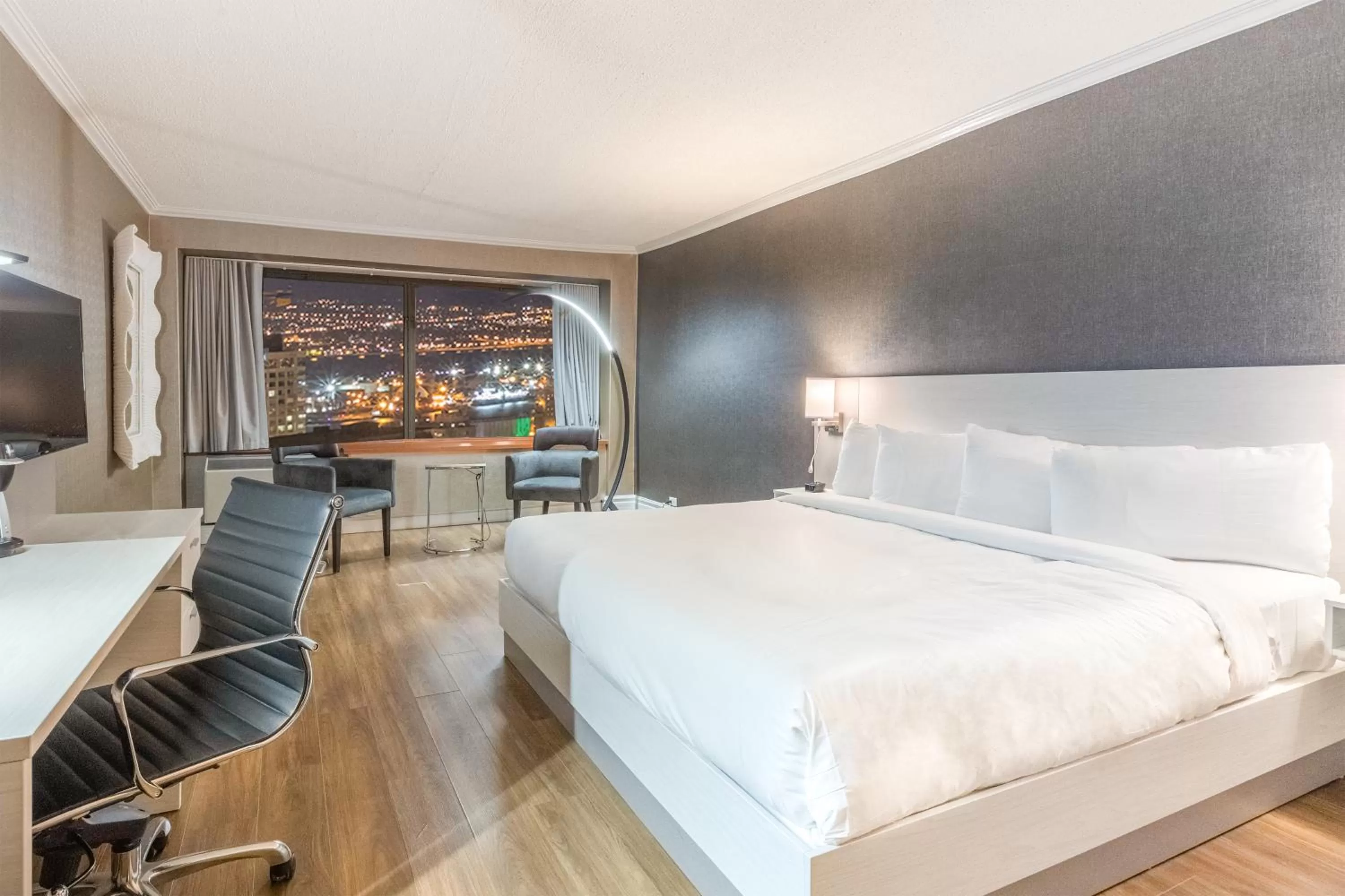 Bedroom, Bed in Hôtel Le Concorde Québec