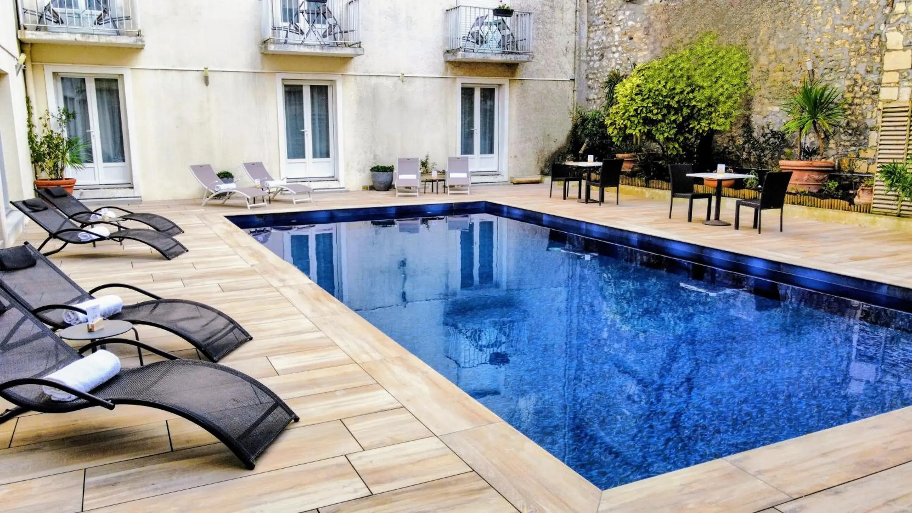 Swimming Pool in Hôtel Le Yachtman