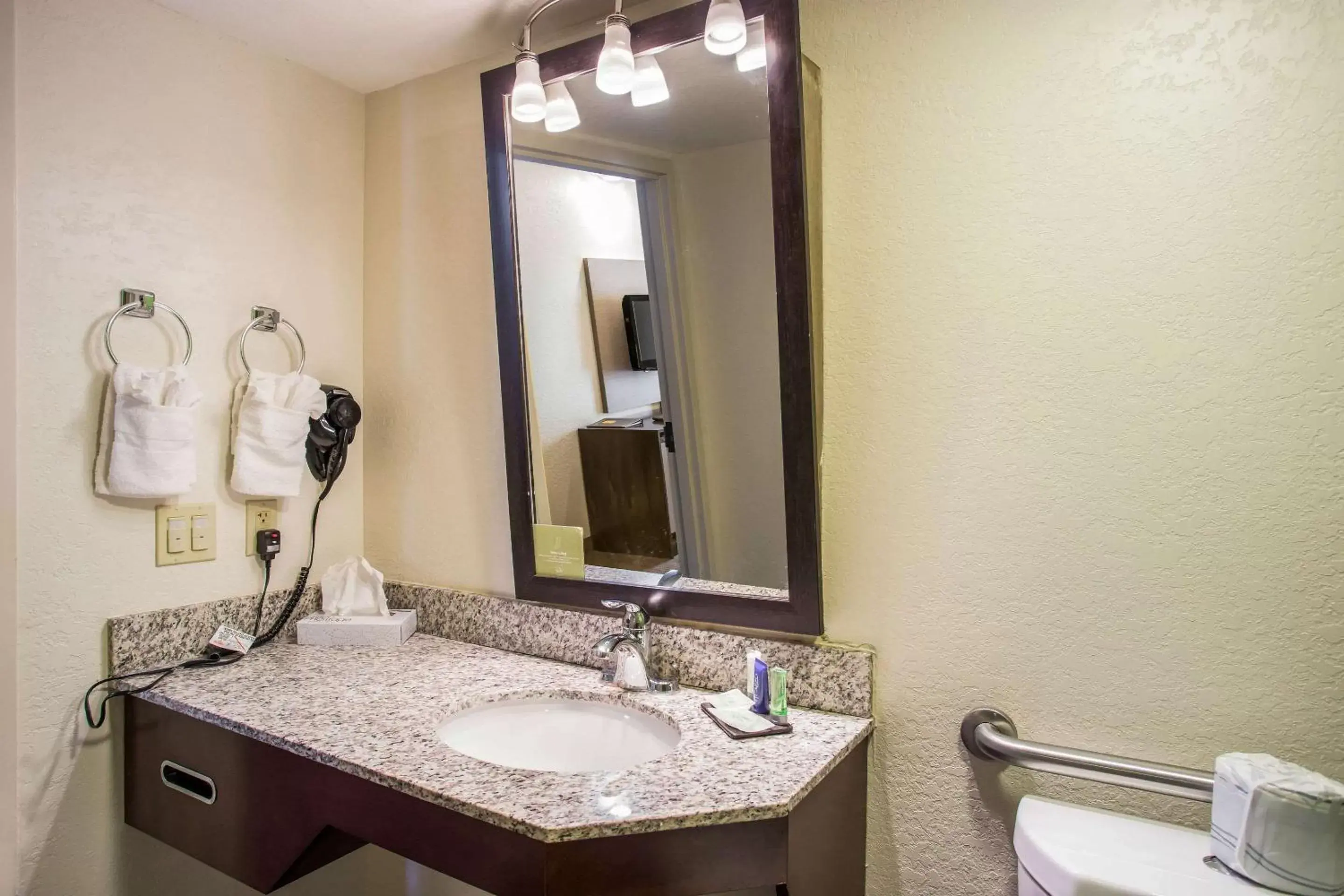 Bathroom in Sleep Inn Kansas City International Airport