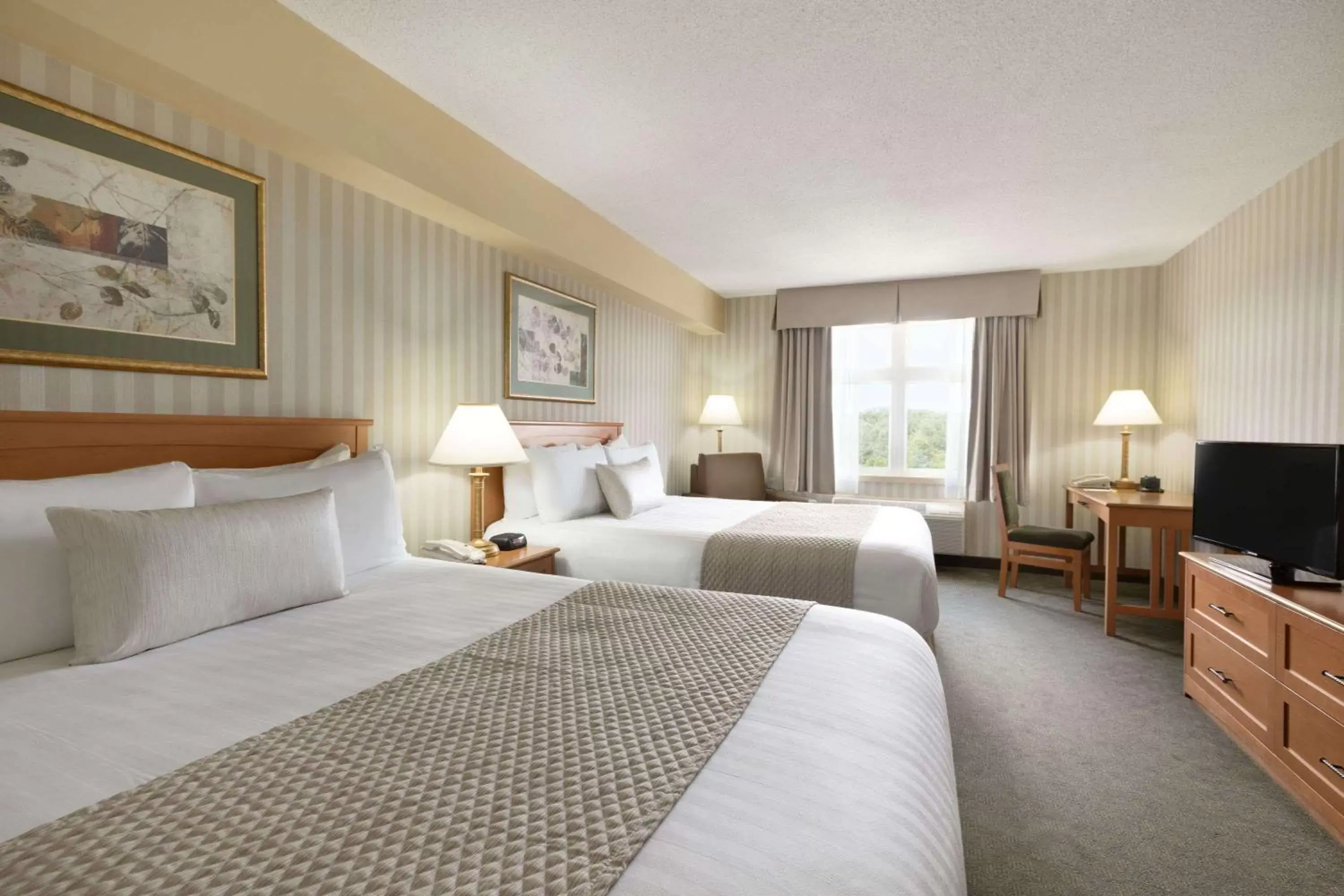 Photo of the whole room, Bed in Days Inn by Wyndham Orillia