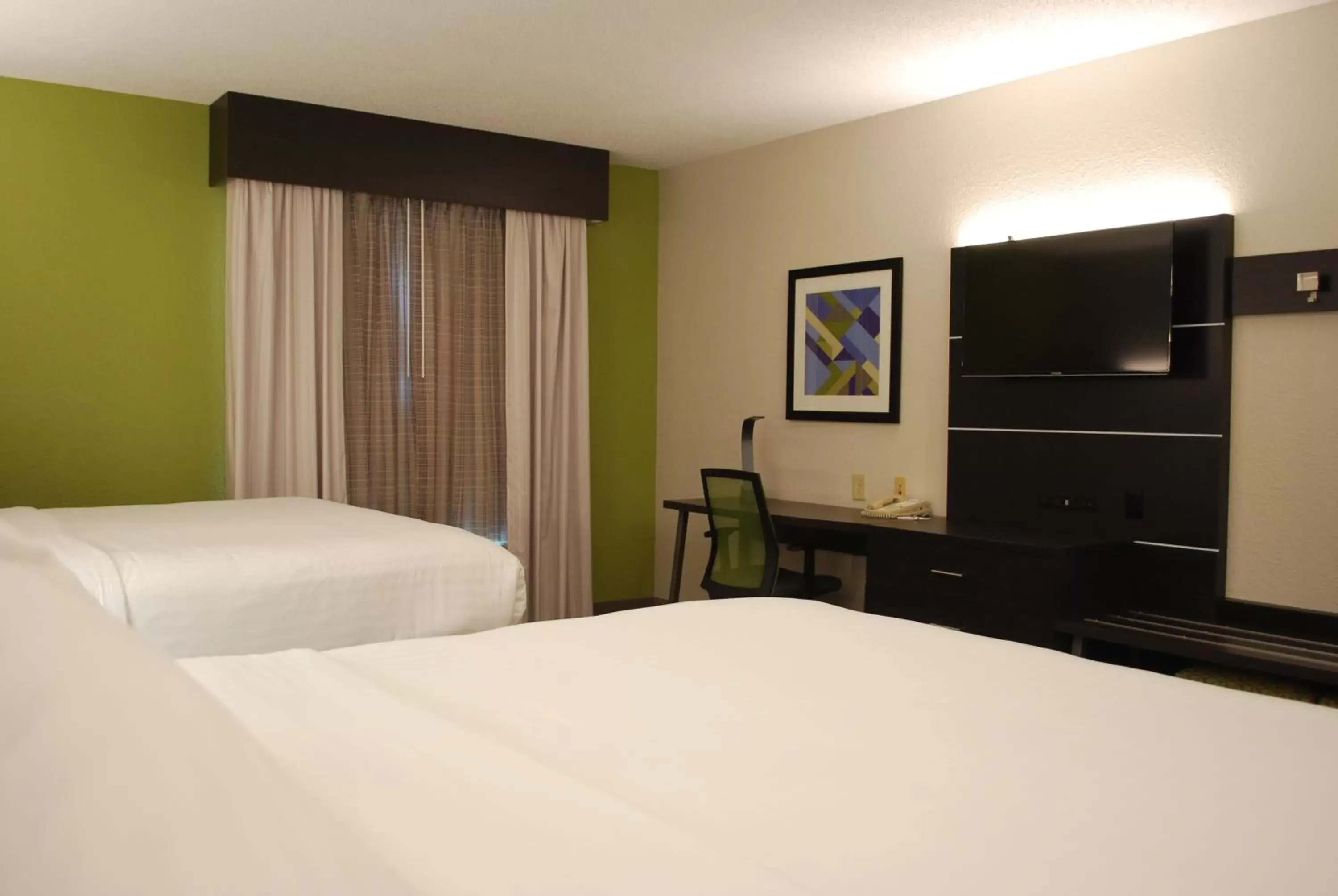 Bed in Holiday Inn Express Hotel & Suites Kingsport-Meadowview I-26, an IHG Hotel