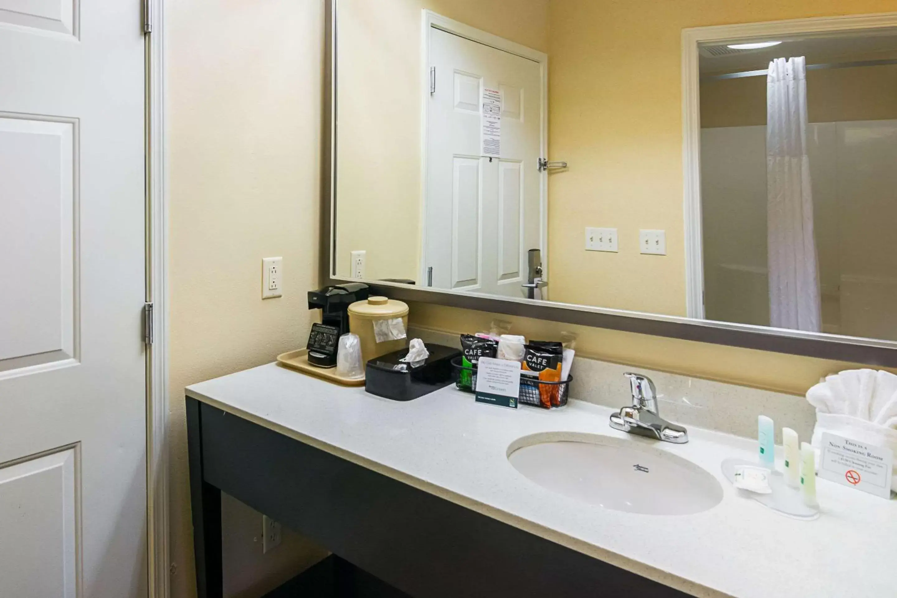 Bathroom in Quality Inn Crestview Near Eglin AFB
