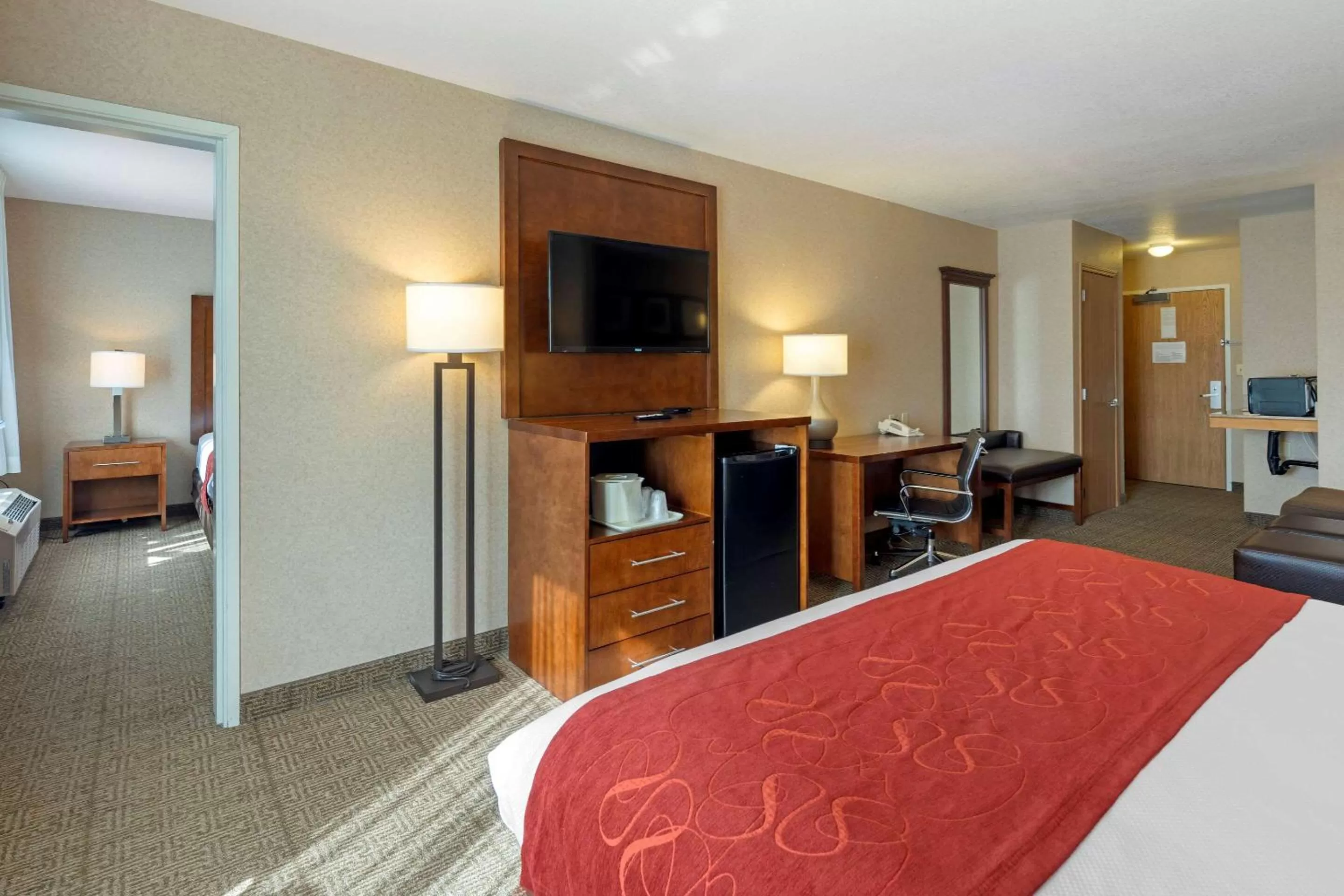 Photo of the whole room, Bed in Comfort Suites Anchorage International Airport