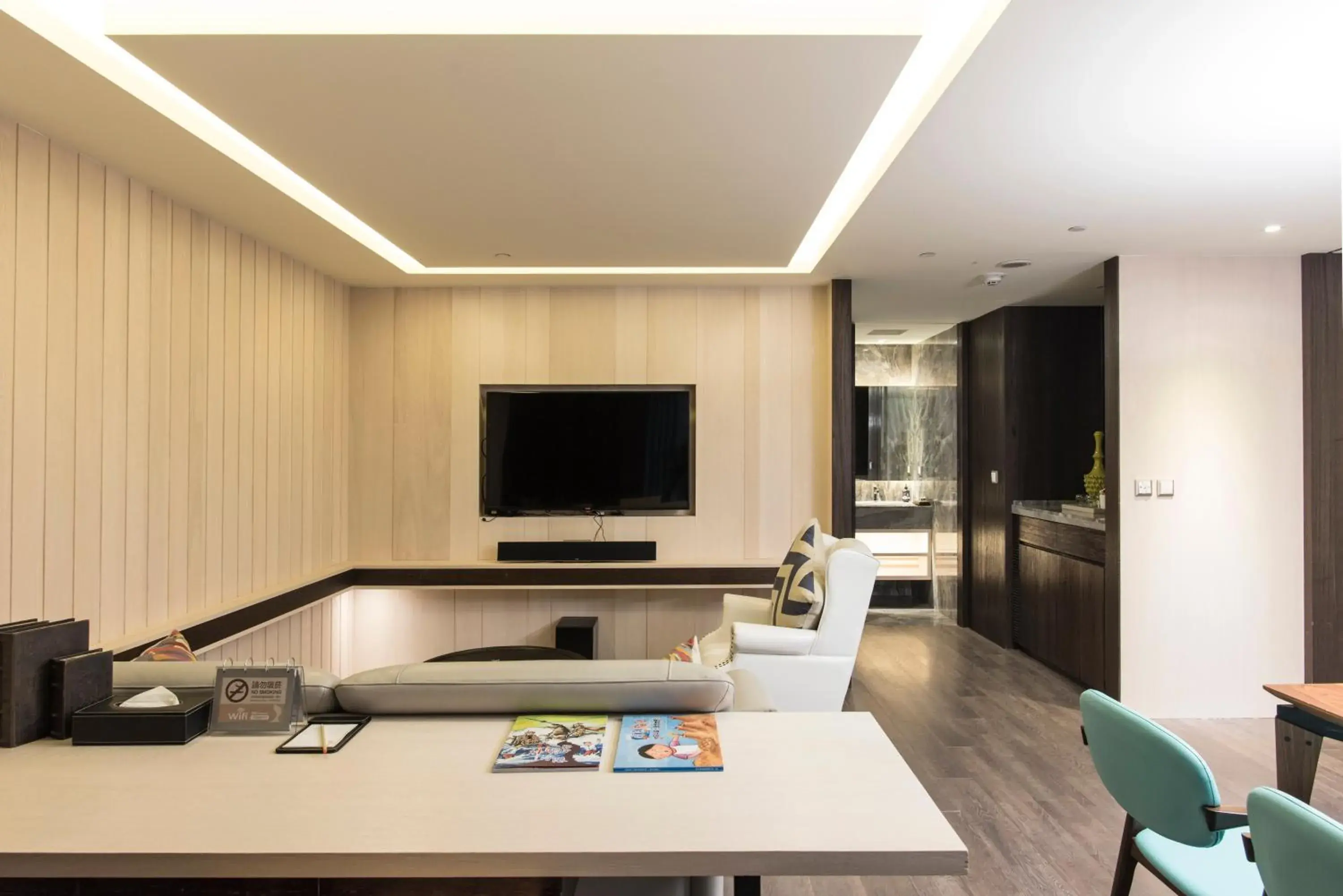 Photo of the whole room, TV/Entertainment Center in Inhouse Hotel Yehliu