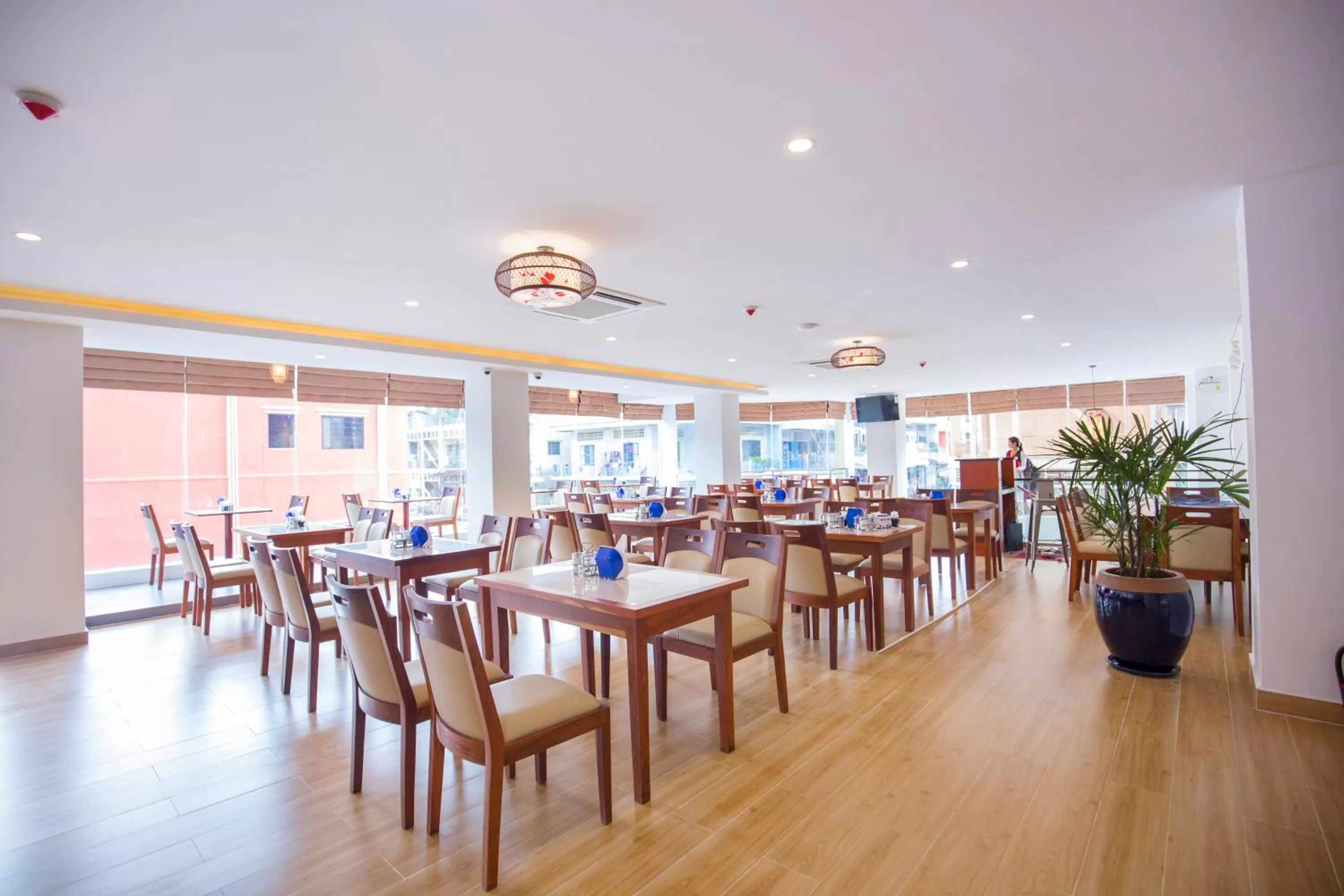 Restaurant/places to eat in Orussey One Hotel & Apartment