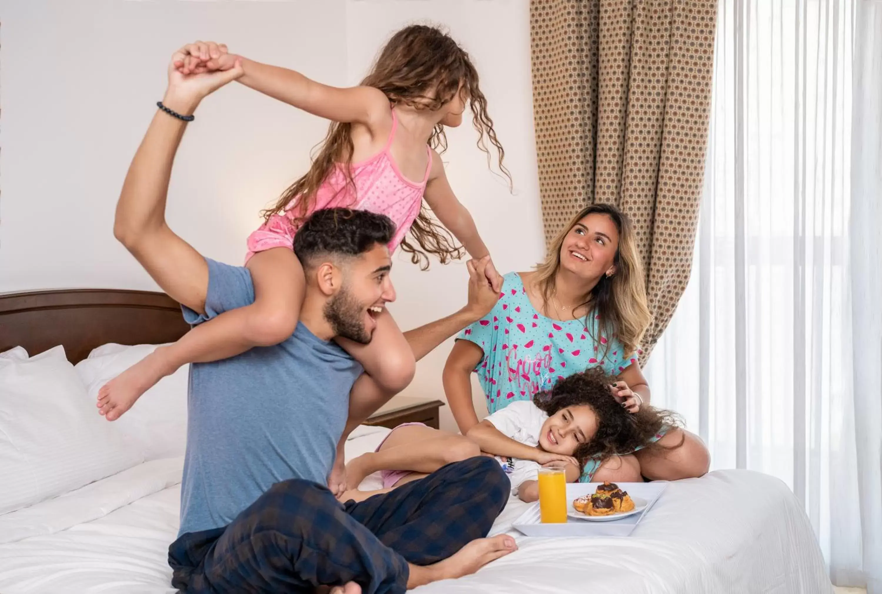 Bed, Family in Hilton Cairo Zamalek Residences