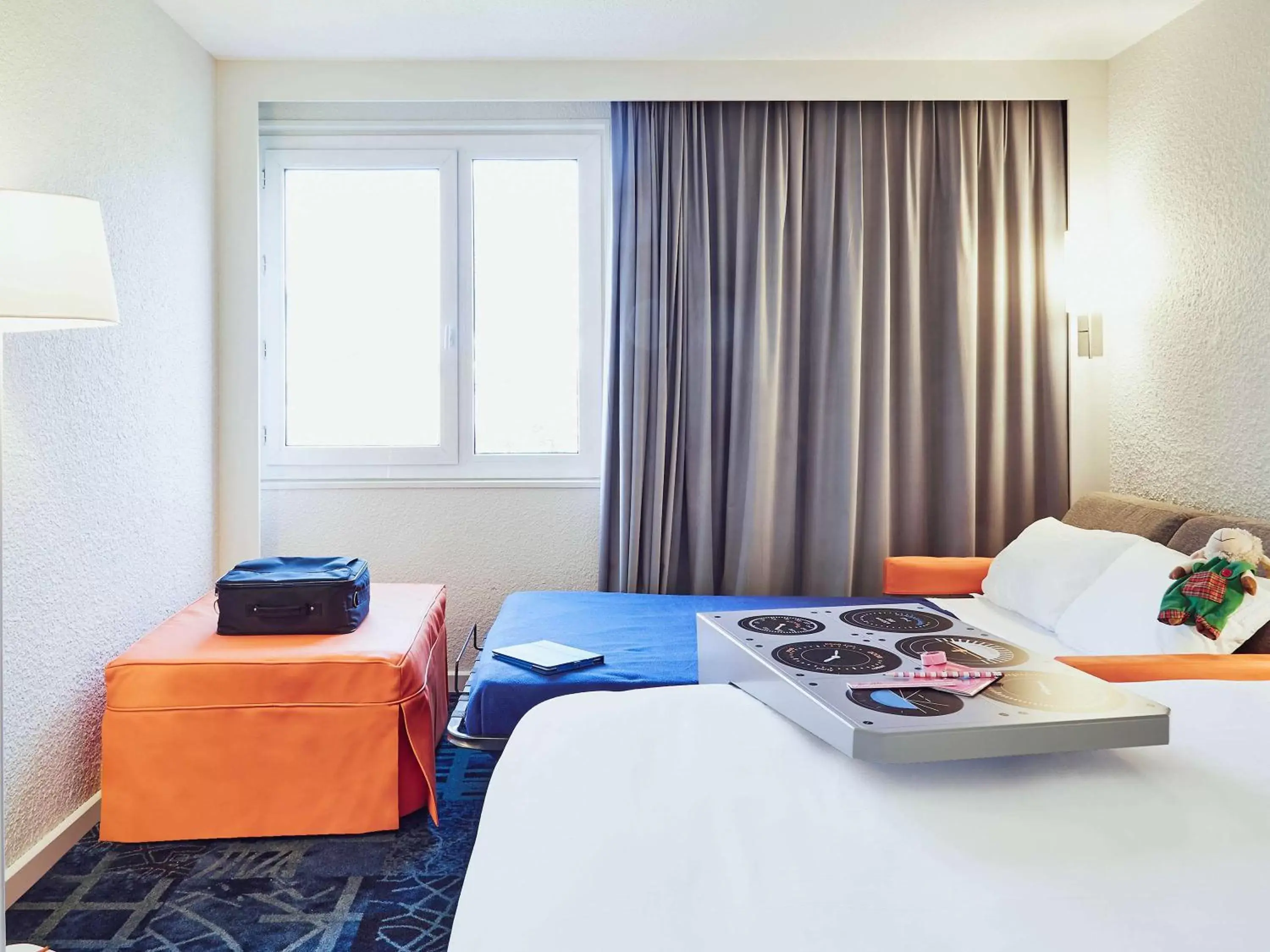 Photo of the whole room, Bed in ibis Styles Marseille Aéroport