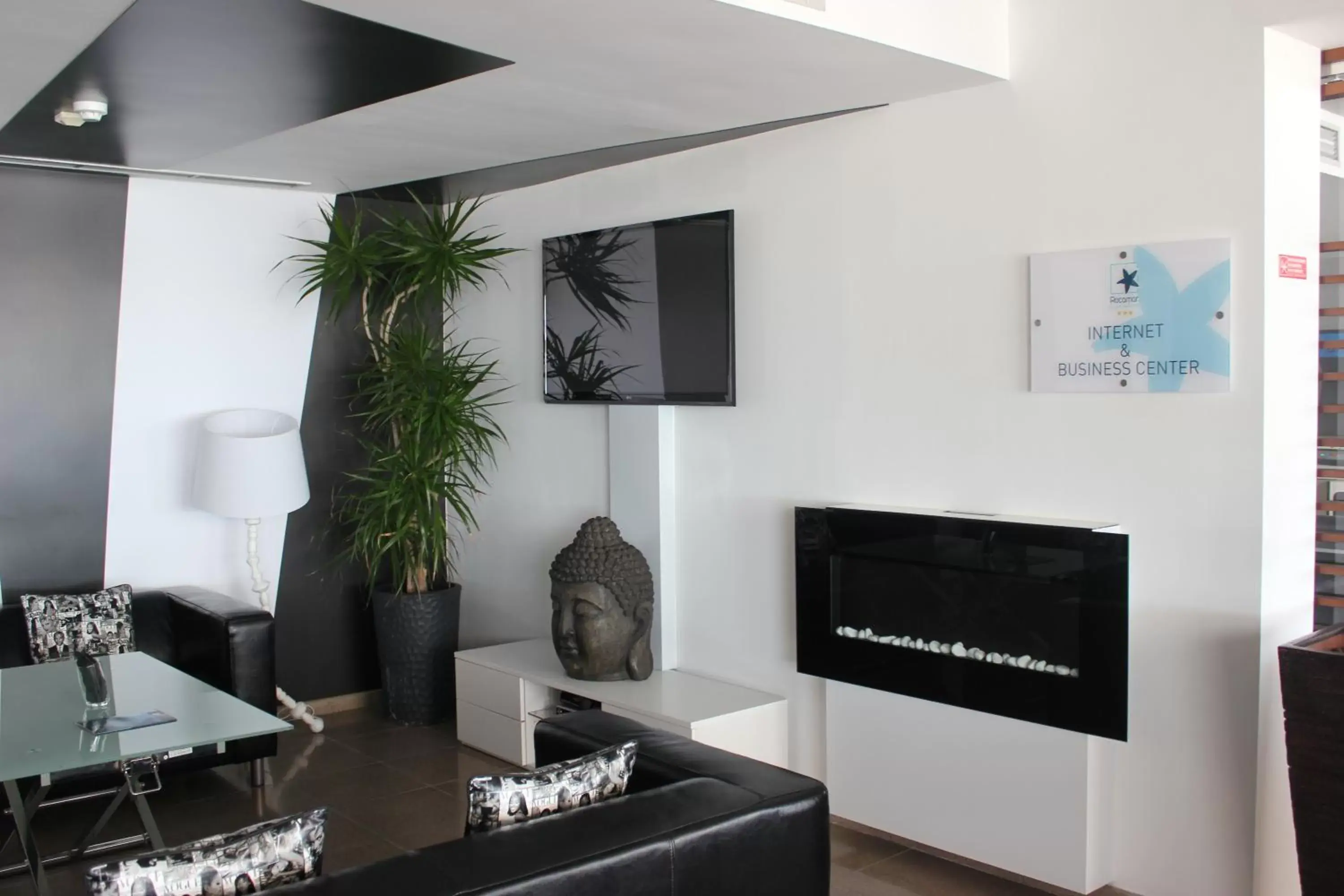 Lounge or bar, TV/Entertainment Center in Rocamar Exclusive Hotel & Spa - Adults Only