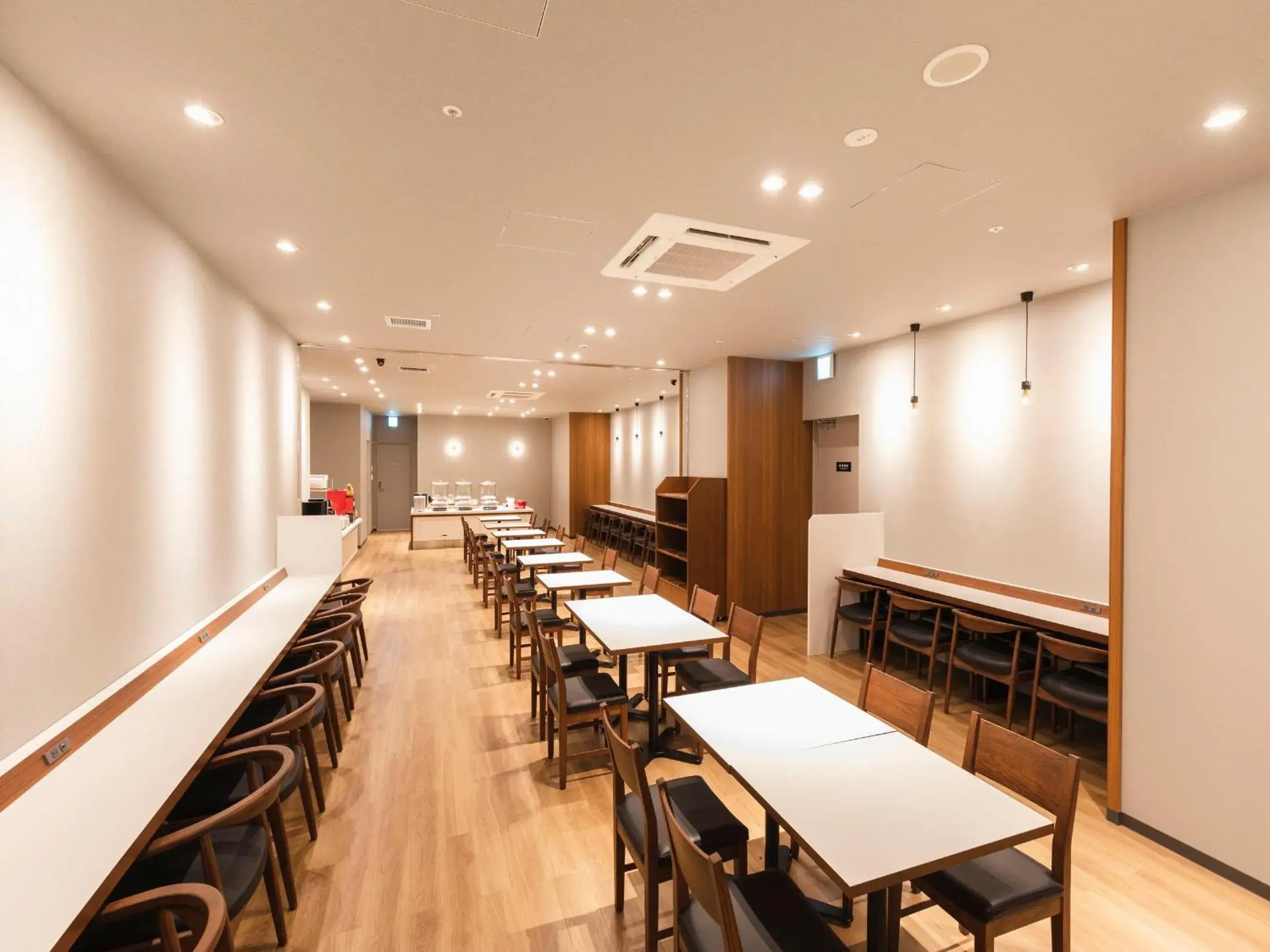 Lounge or bar in Sotetsu Fresa Inn Daimon - Open from 26 January 2022