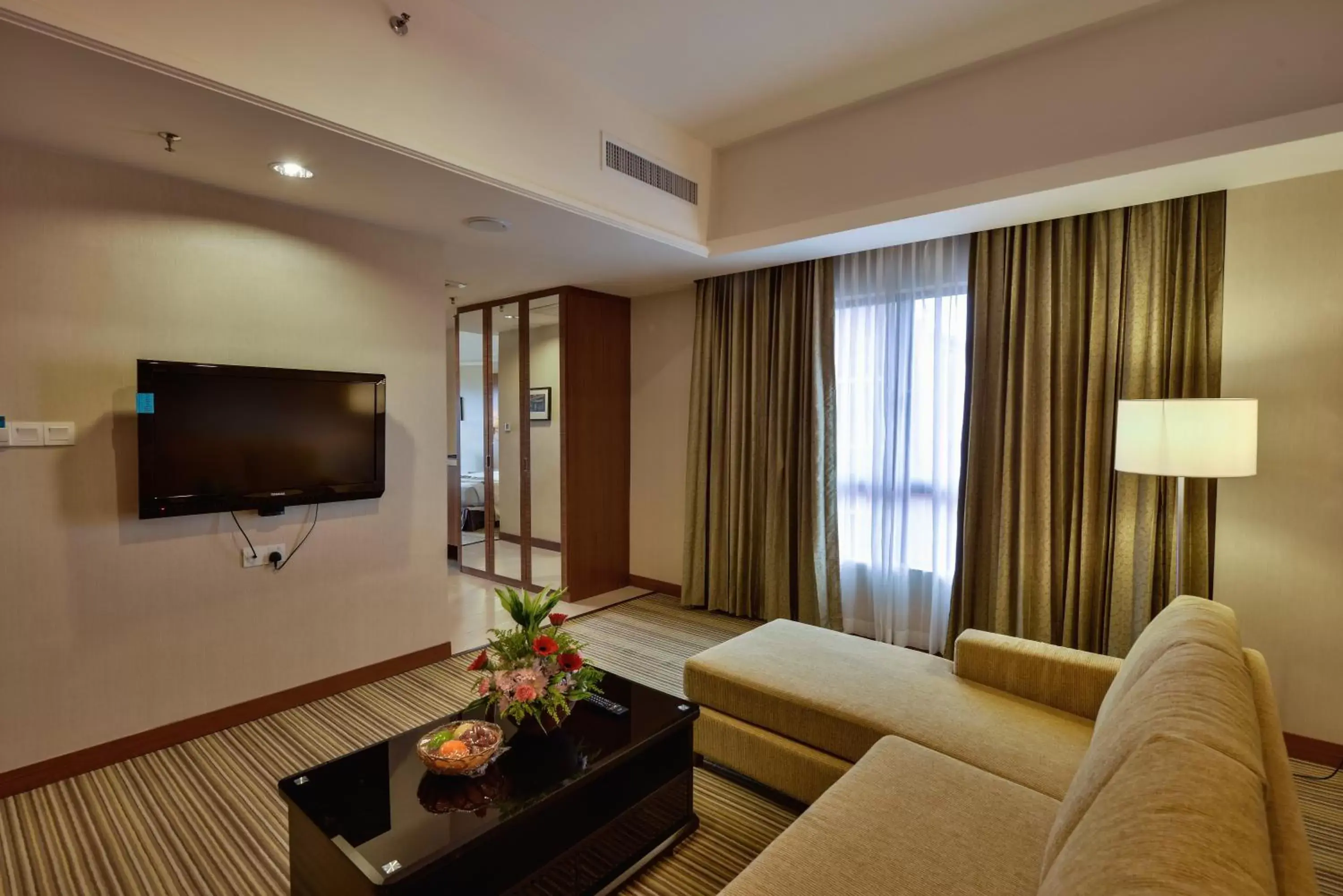 Living room, TV/Entertainment Center in Pearl View Hotel