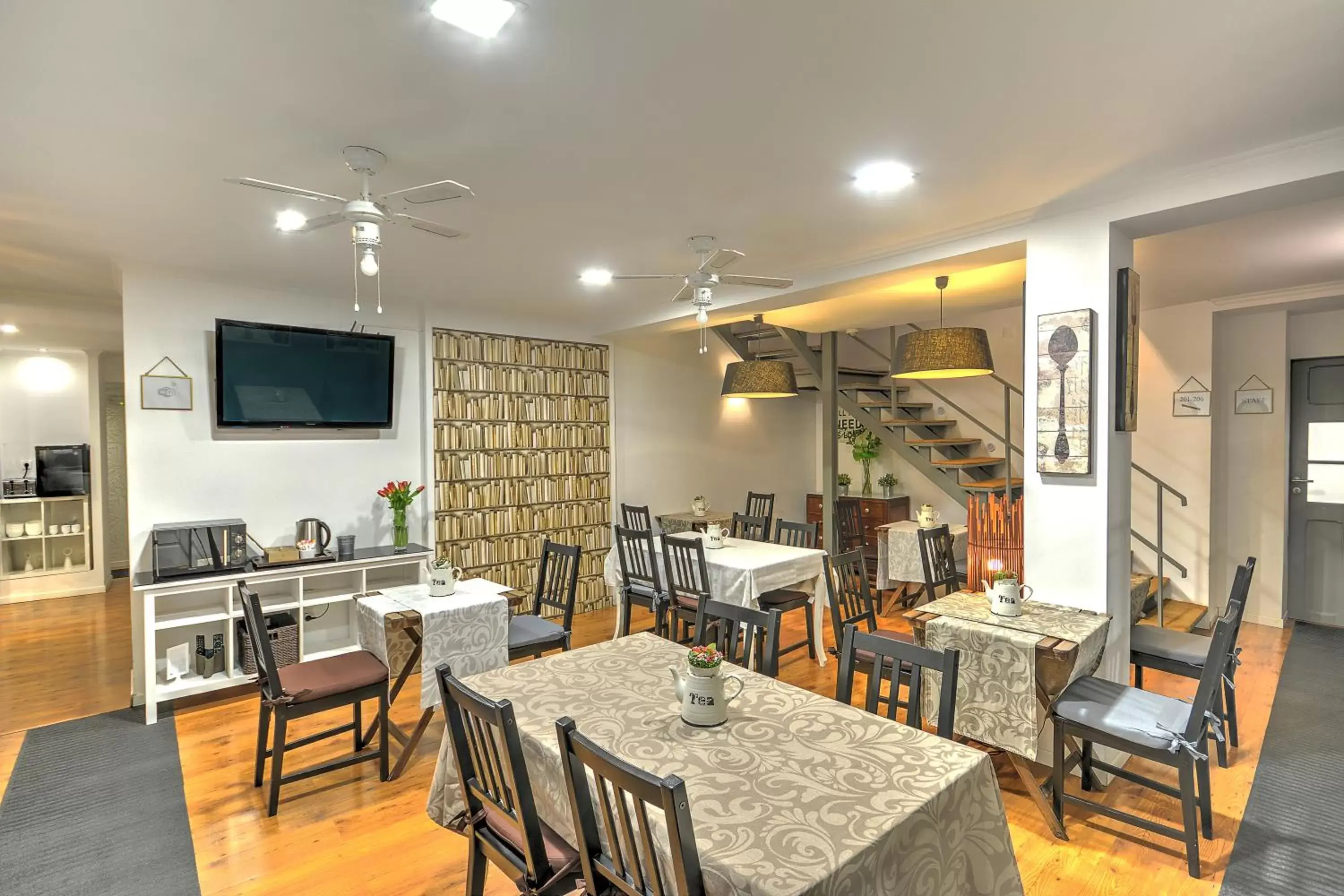 Communal lounge/ TV room, Restaurant/Places to Eat in Inn Bairro Alto BA Sweet