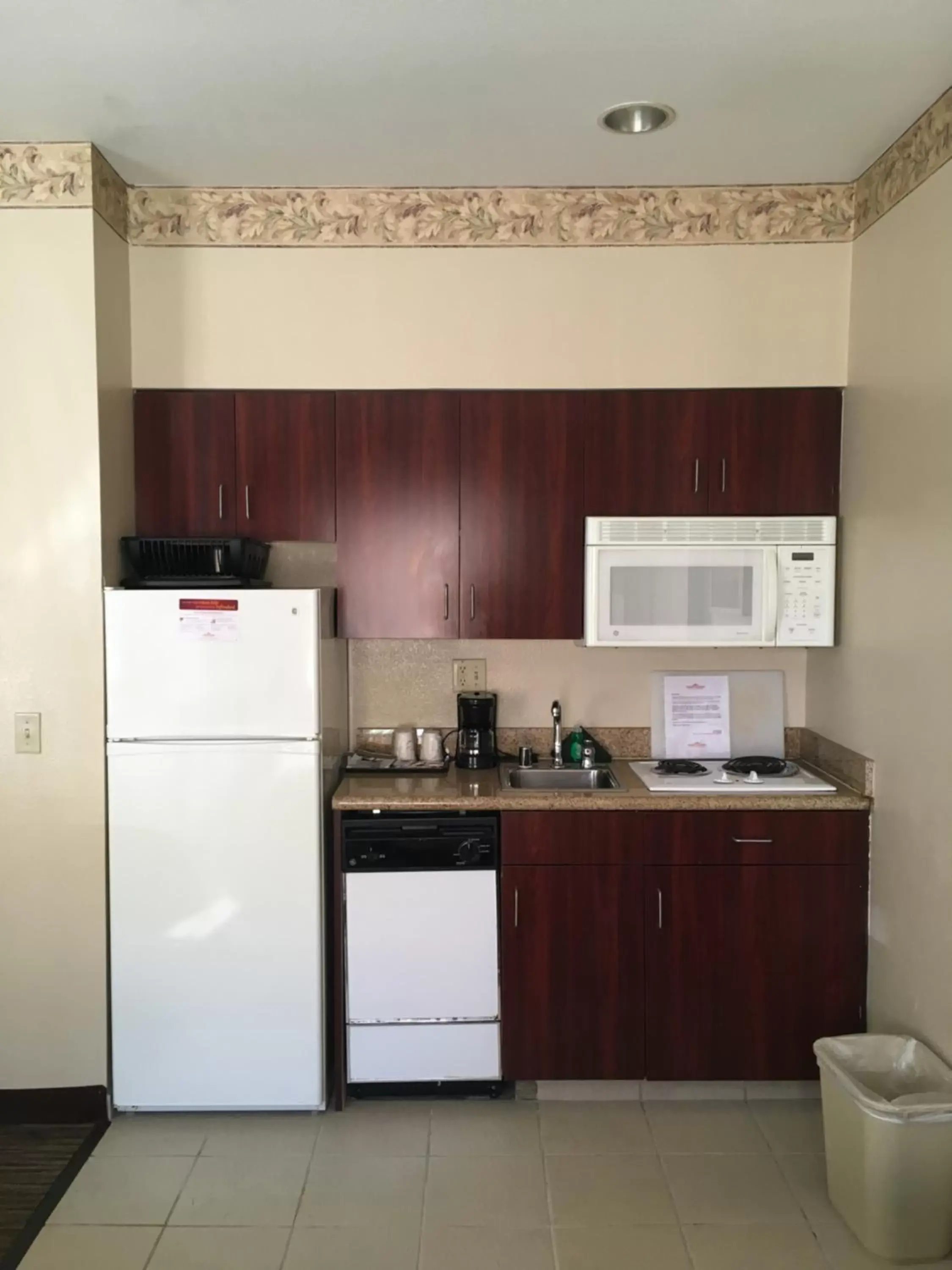 Kitchen/Kitchenette in Hawthorn Suites by Wyndham Rancho Cordova/Folsom