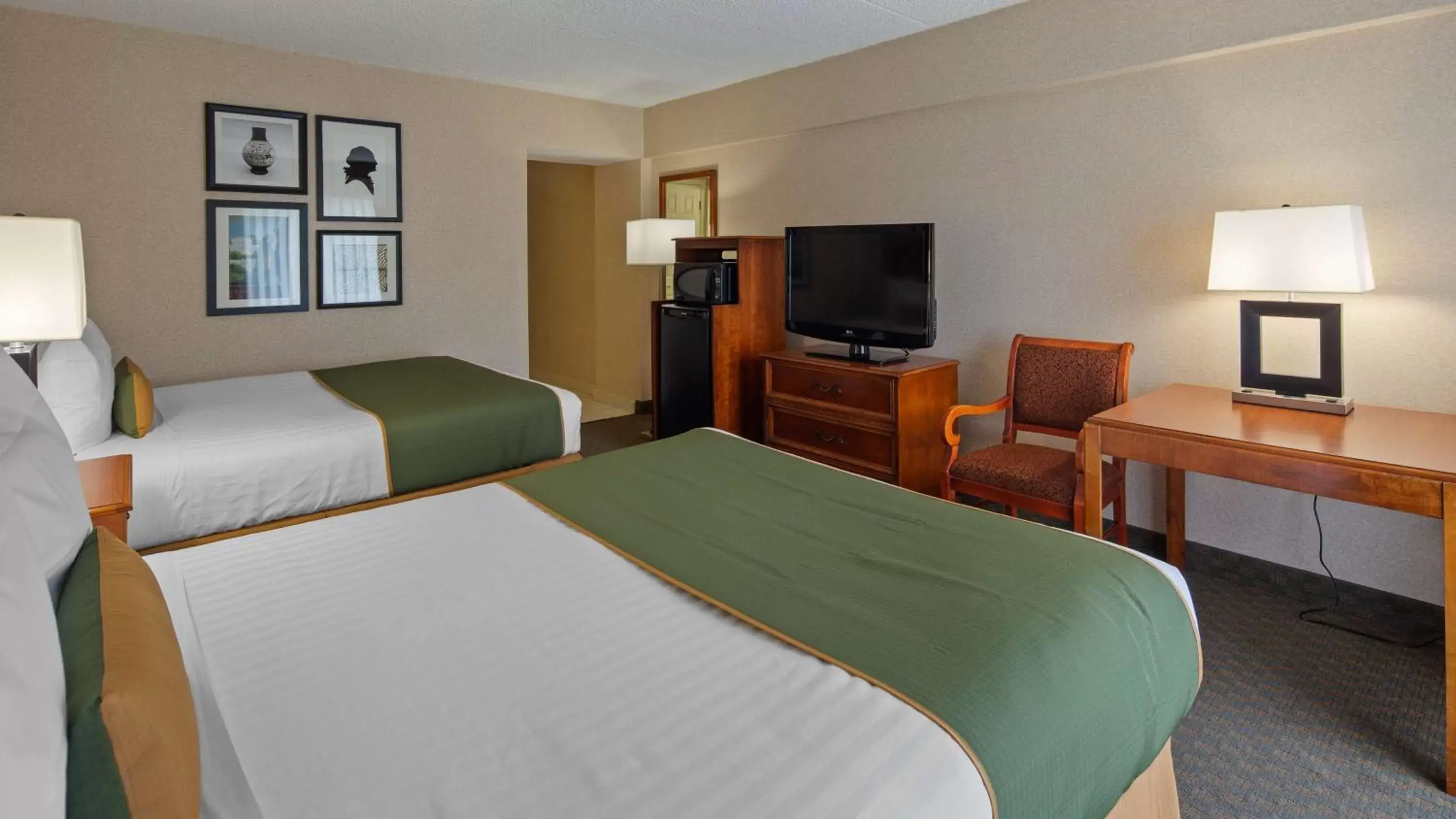 Photo of the whole room, Bed in Best Western Capital Beltway