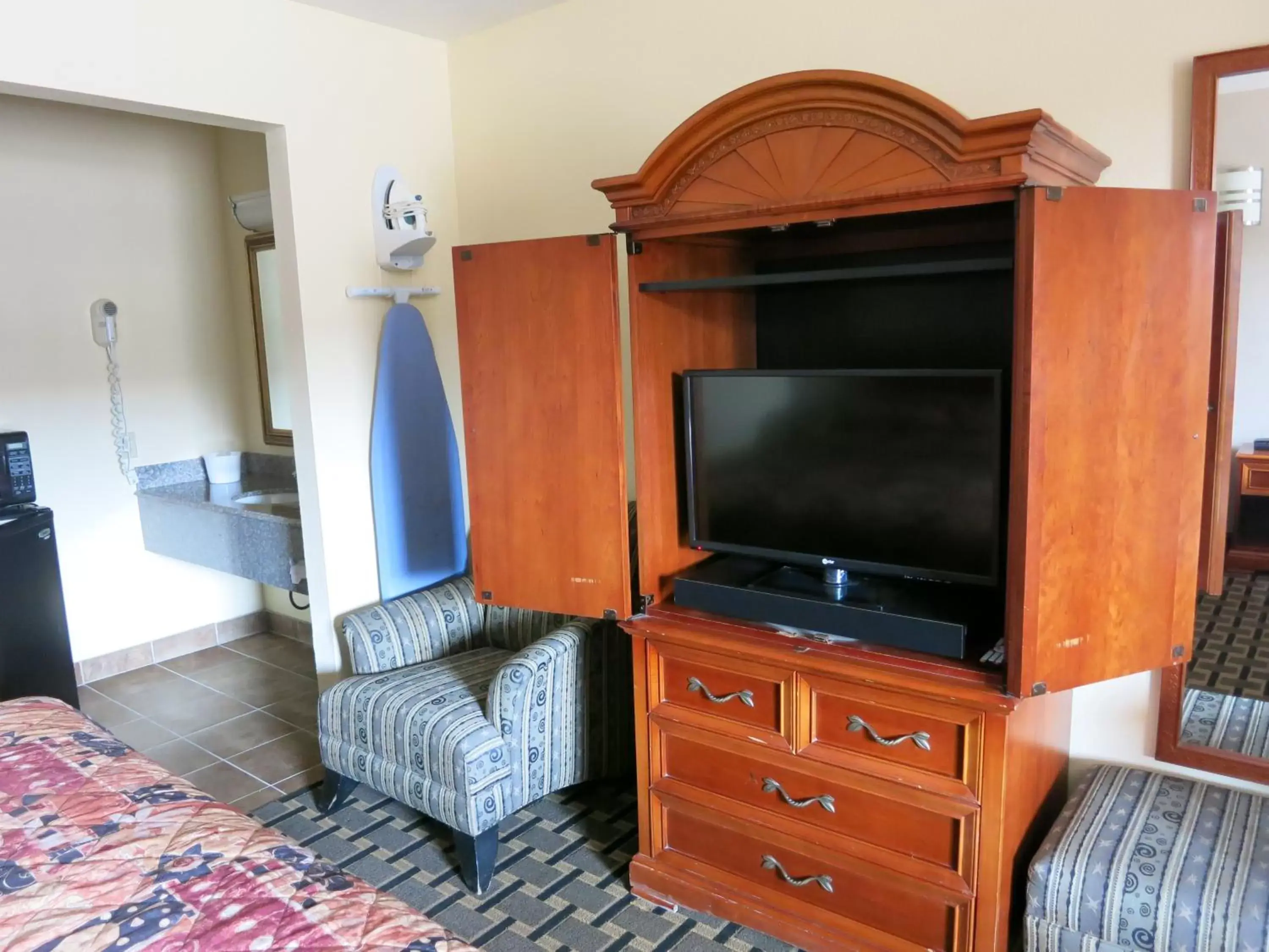 TV and multimedia, TV/Entertainment Center in Inn at Mexia