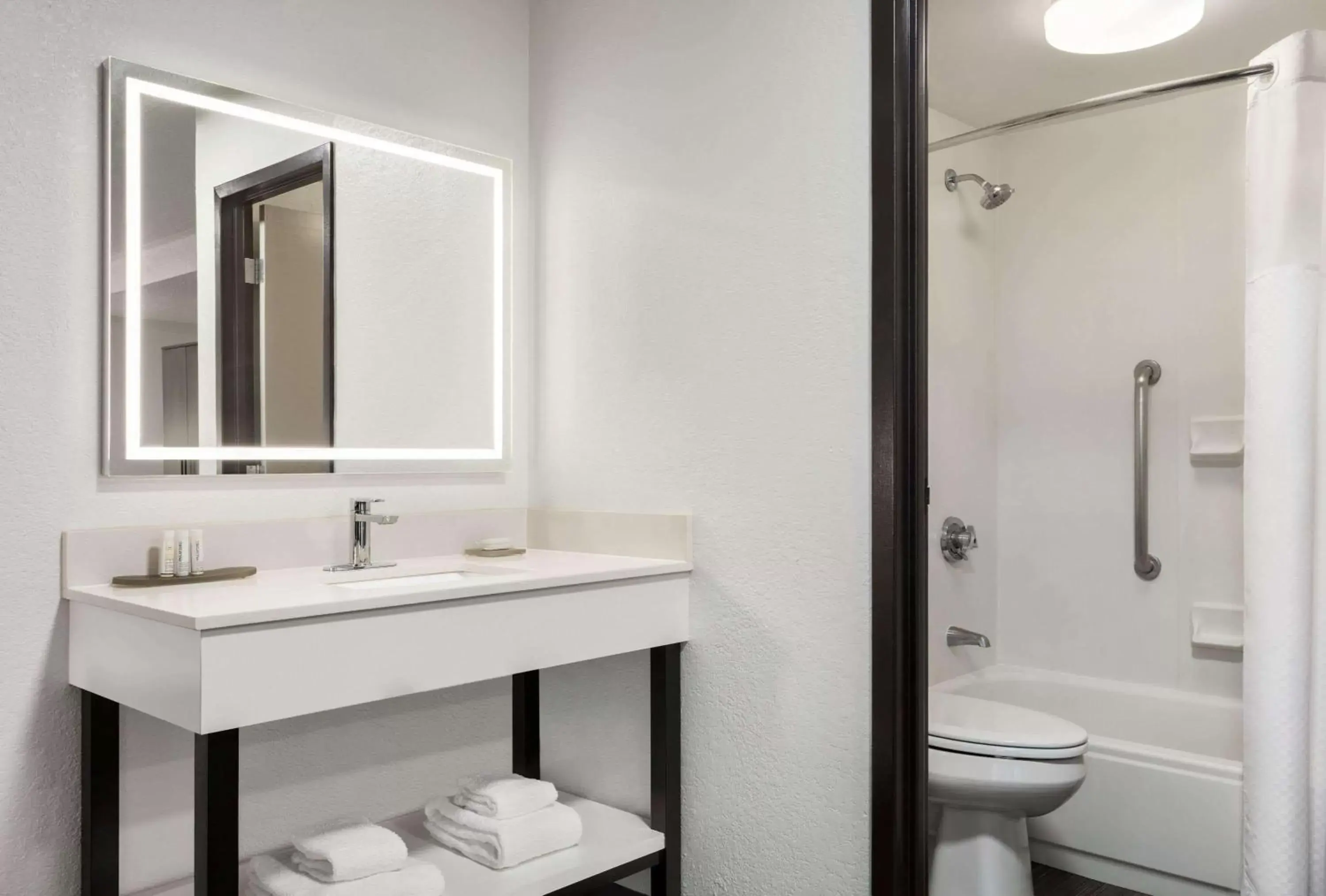 TV and multimedia, Bathroom in La Quinta by Wyndham Cleveland Airport West