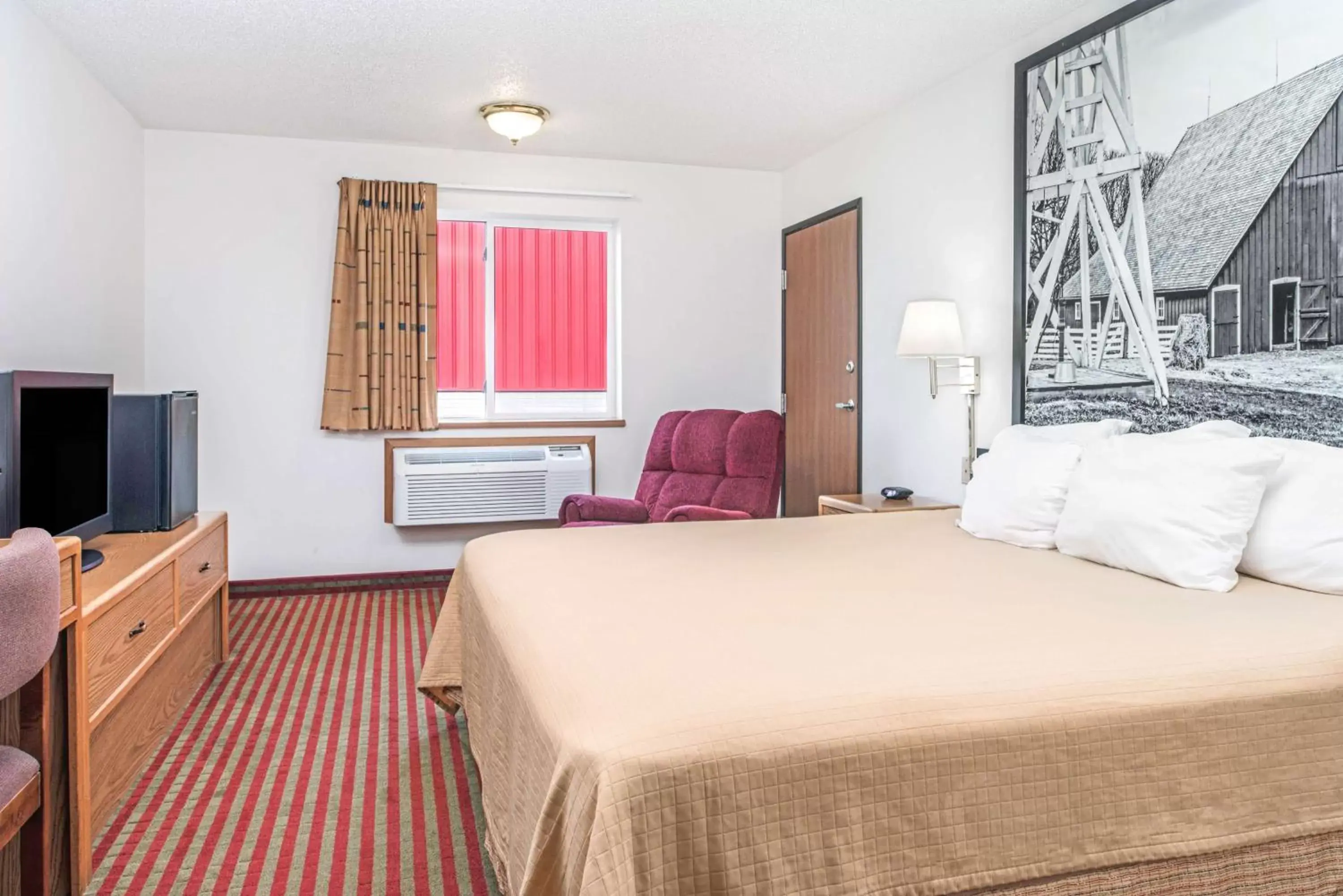 Photo of the whole room, Bed in Super 8 by Wyndham Nebraska City