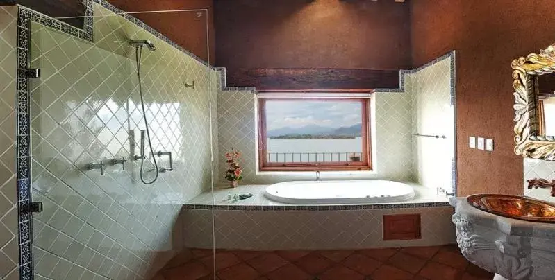 Shower, Bathroom in Hacienda Ucazanaztacua