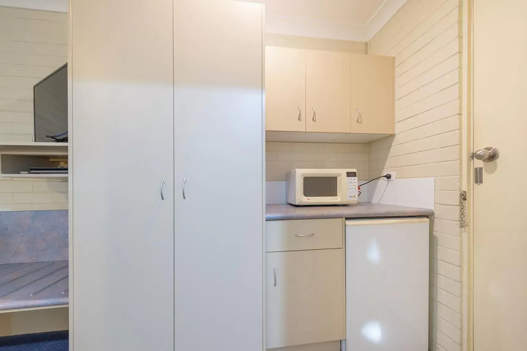 Kitchen or kitchenette, Kitchen/Kitchenette in Fitzroy Motor Inn